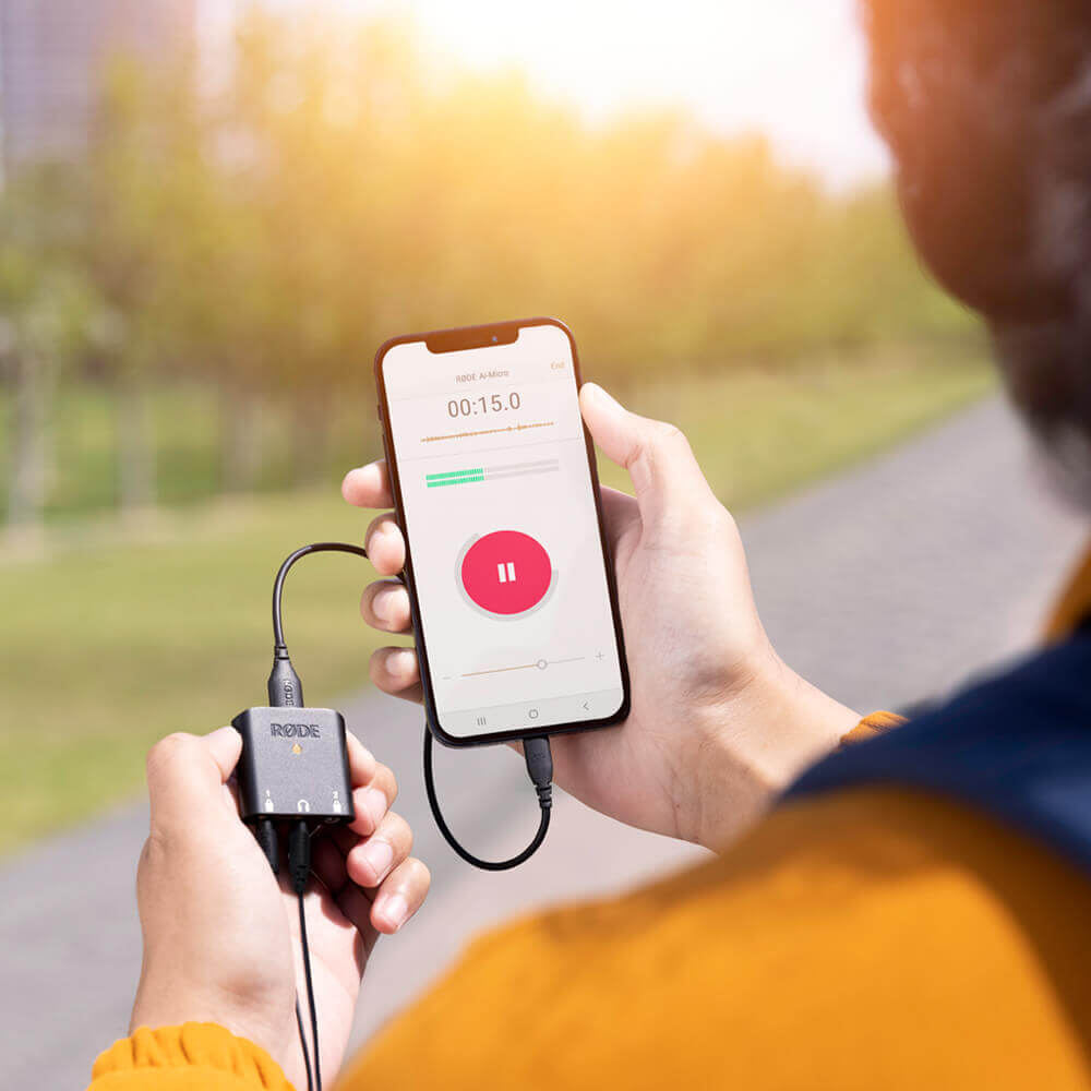 屋外でのスマートフォン録音例。周囲の機材は別売です。 写真:RØDE。