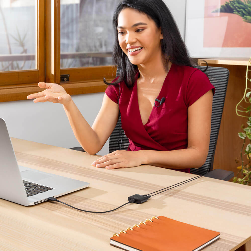 PCとラベリアマイクを組み合わせた使用例。 写真:RØDE。