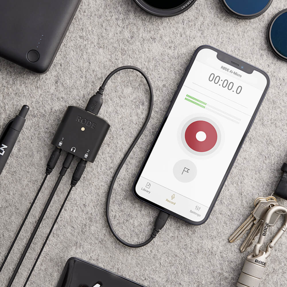 本体・USB接続・ヘッドホン端子を確認できる机上の例。 写真:RØDE。
