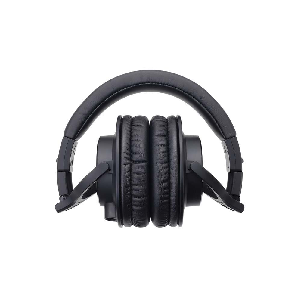 イヤカップを内側へ寄せた、メーカー掲載の収納形の写真。 写真:audio-technica。