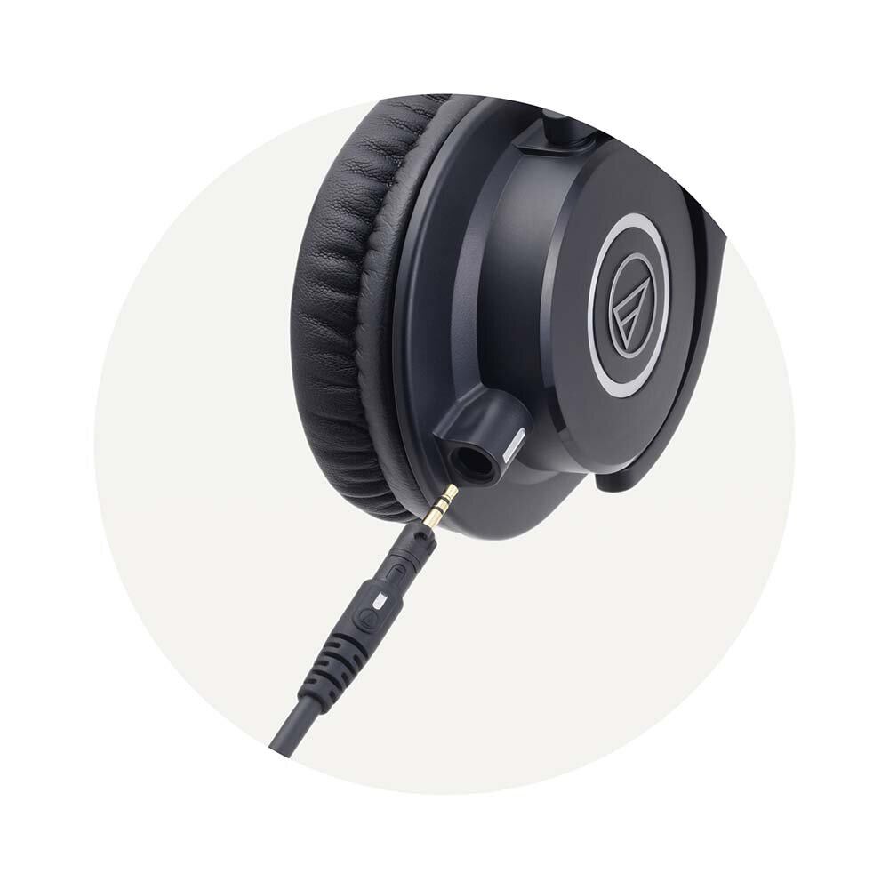 イヤカップ側の端子へコードを装着するメーカーの拡大写真。 写真:audio-technica。