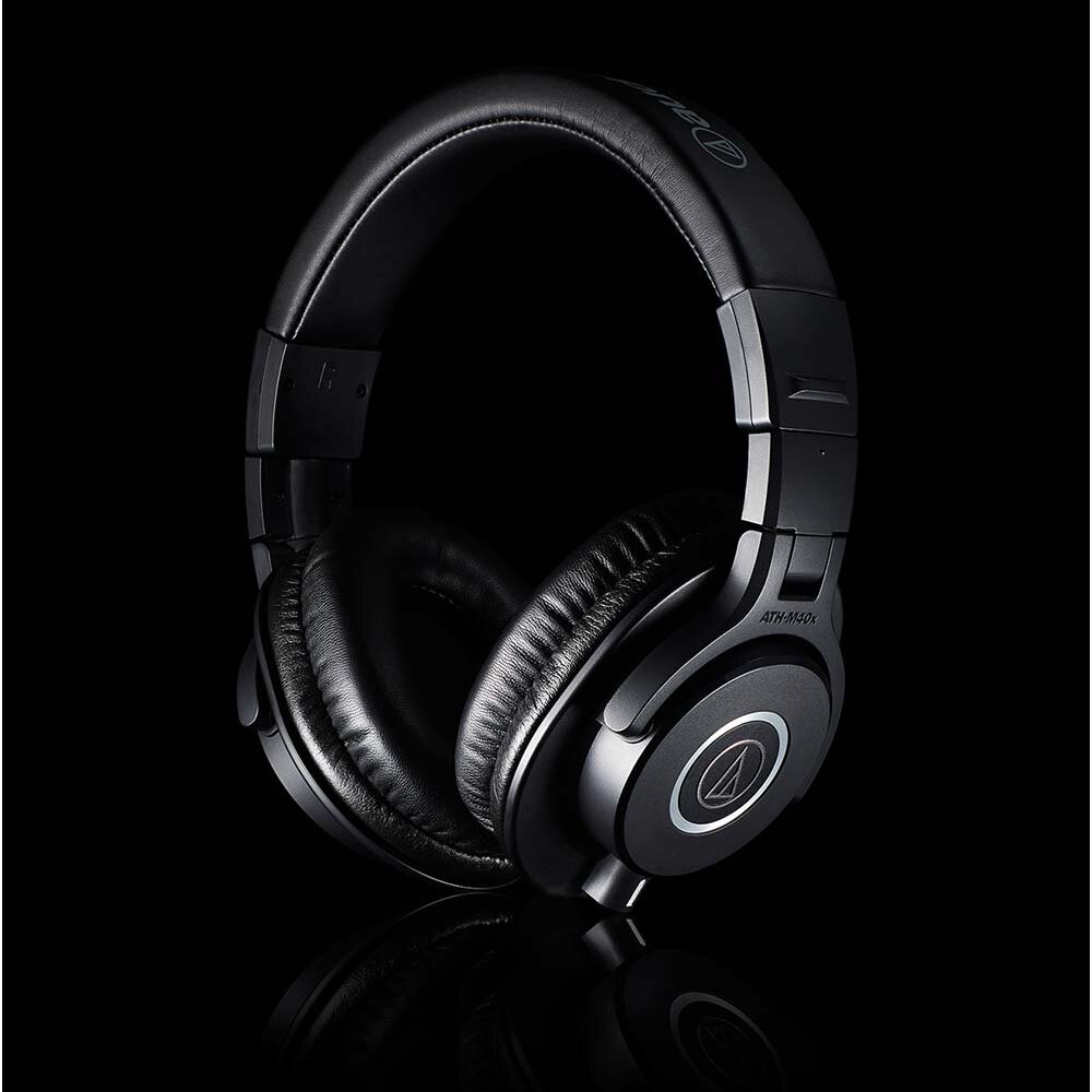 黒い背景で本体全体とイヤパッドを示すメーカー写真。 写真:audio-technica。
