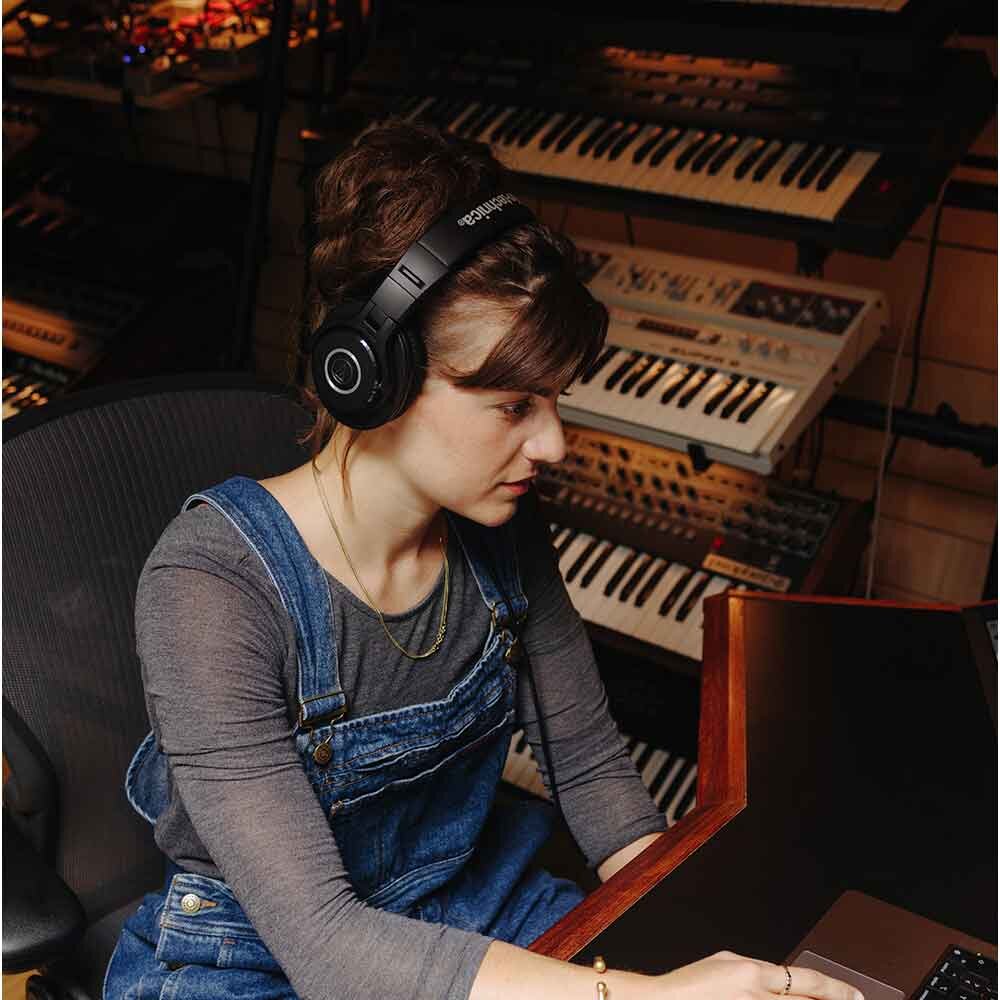 メーカー掲載のスタジオ使用例。装着したときの本体の位置が分かります。 写真:audio-technica。