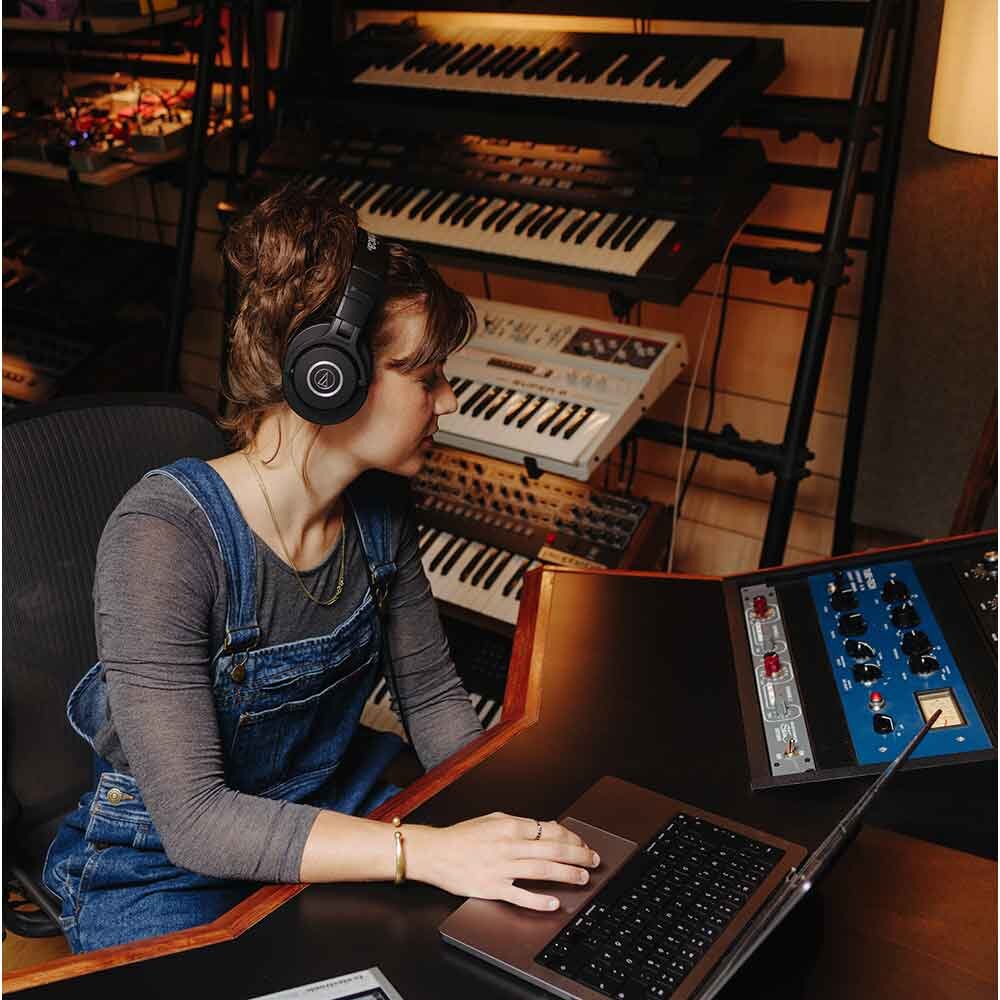 コンピュータを操作しながら使うメーカーのモニタリング例。 写真:audio-technica。