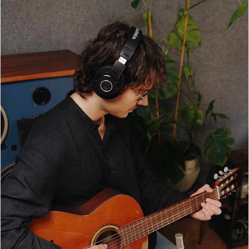 演奏中の装着を近い位置から示すメーカー写真。 写真:audio-technica。