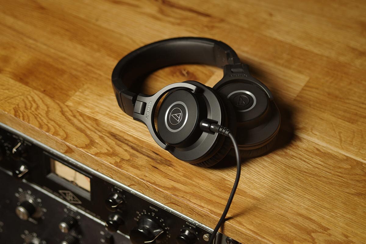 卓上へ置いたATH-M40xと接続コードのメーカー写真。周囲の機材は付属品ではありません。 写真:audio-technica。