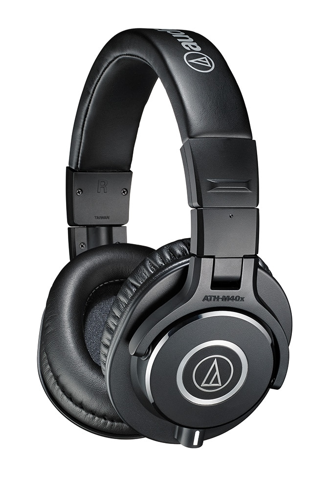 販売店掲載の本体写真。アームのATH-M40x表示と標準の黒いパッドが見えます。 写真:サウンドハウス。