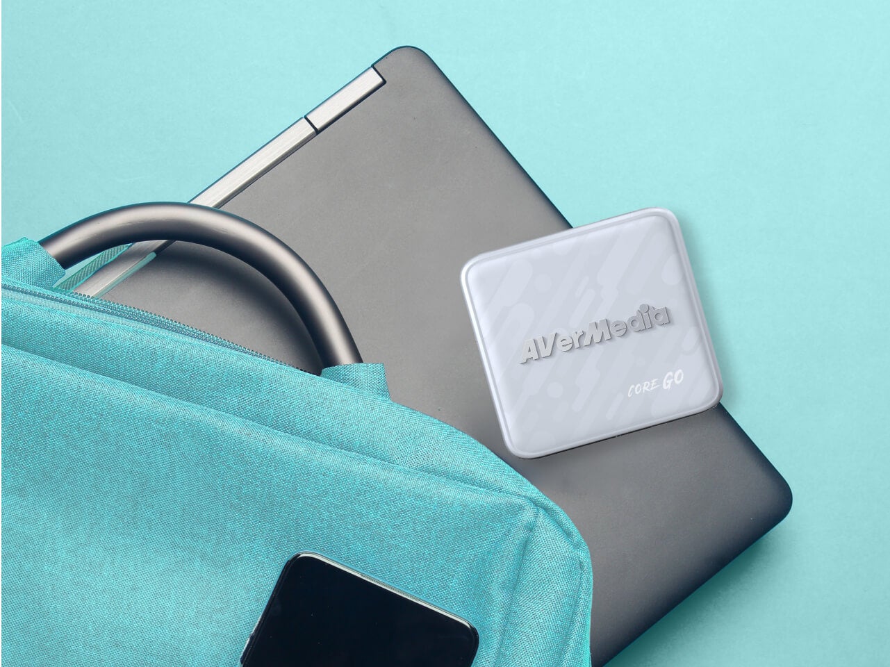 バッグの上に置いた白いCORE GO GC313のメーカー使用イメージ