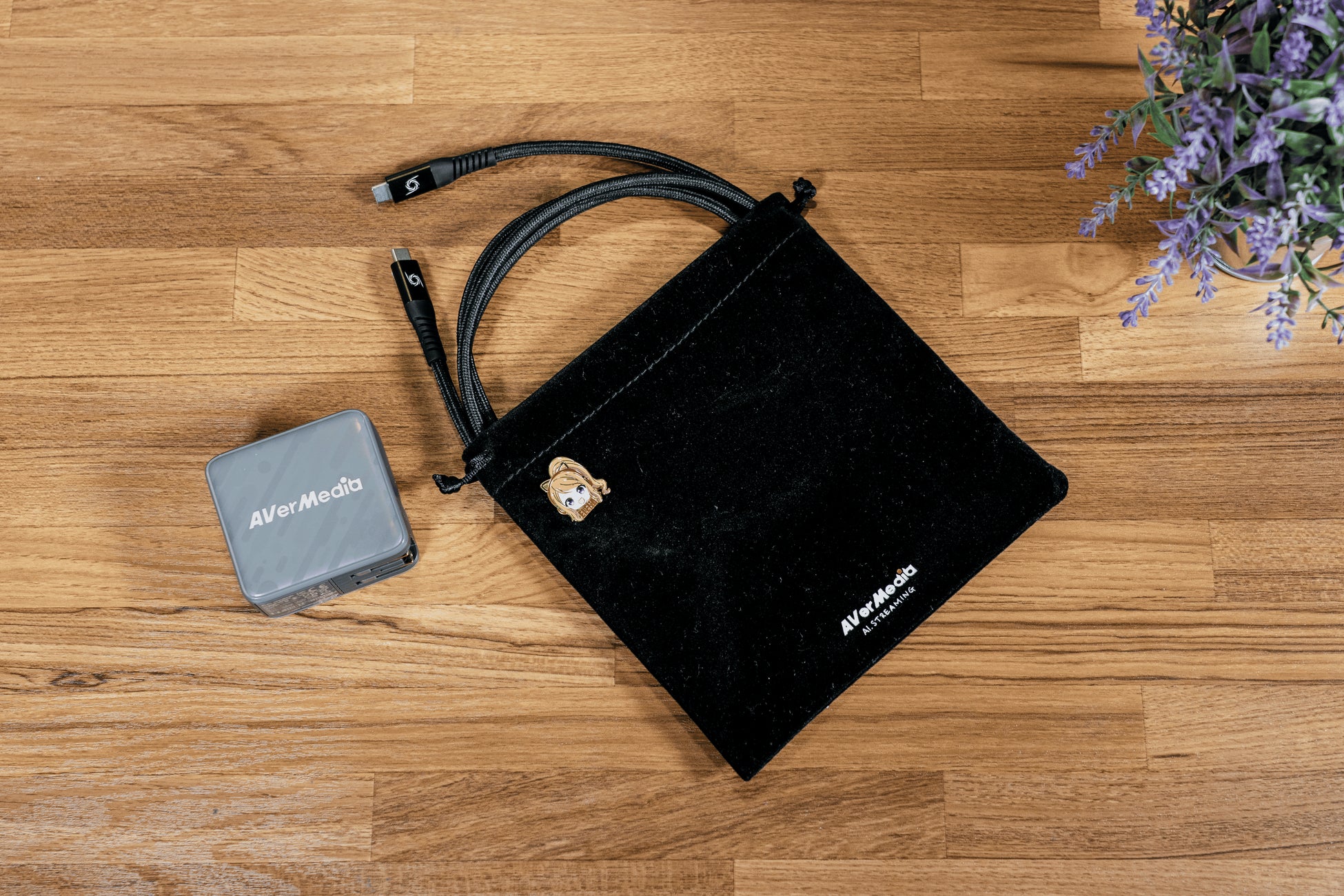 黒いELITE GO GC313Pro本体と収納ポーチ、ケーブル、ELENAバッジのメーカー写真
