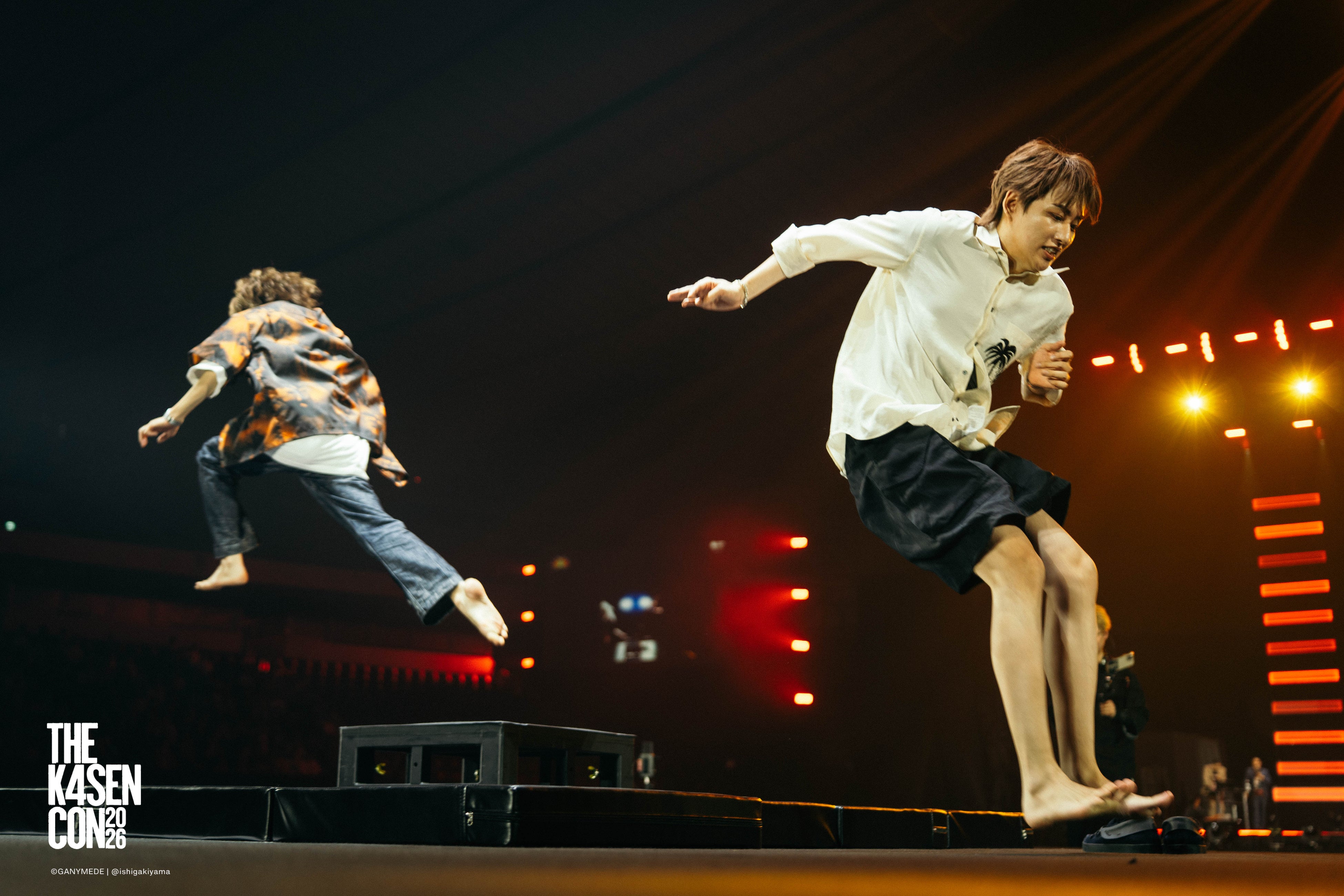Day2のリアル ケツバトラーで、出演者が小さな台の上で動くステージ写真。