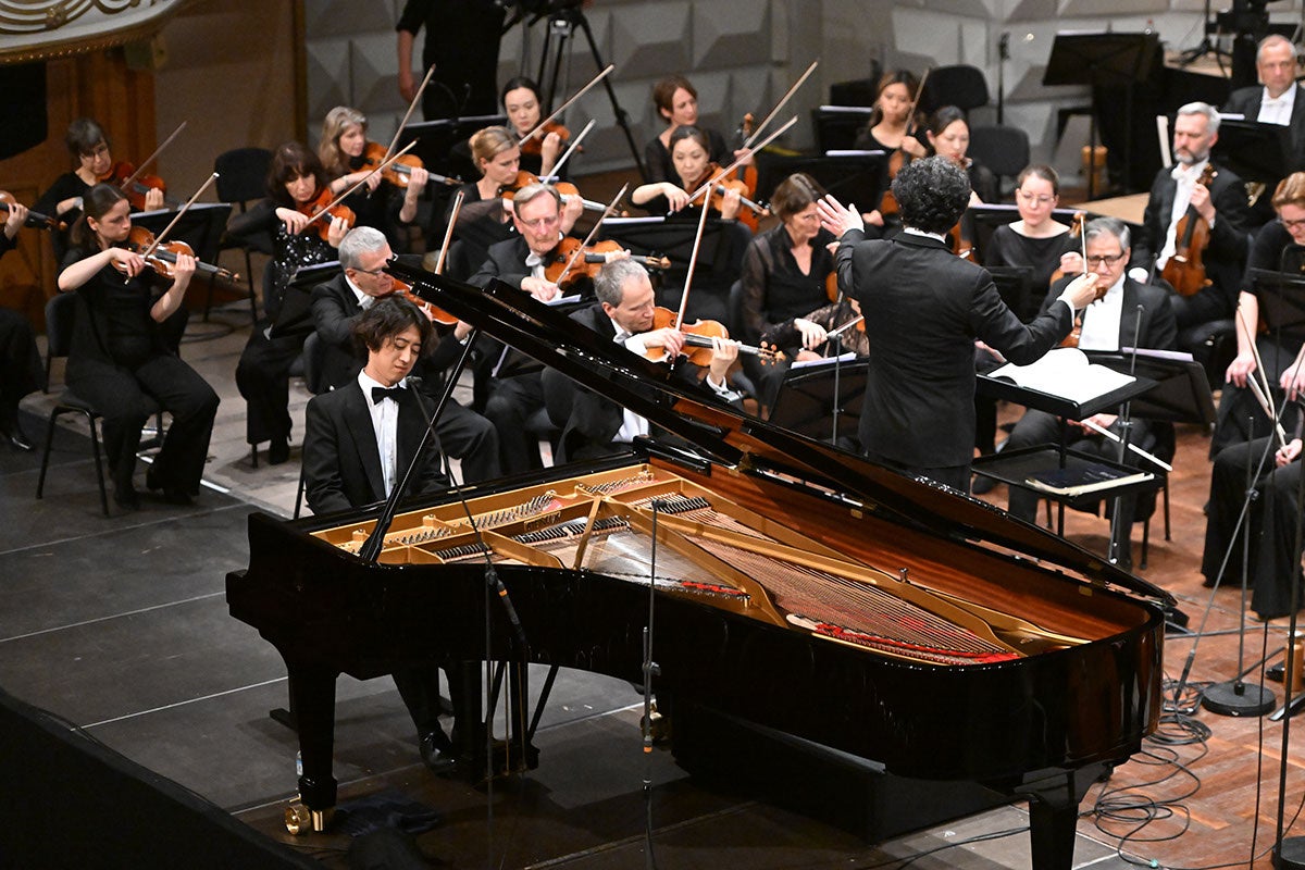 ラインガウ音楽祭の発表に掲載された、ピアノとオーケストラが同じ舞台で演奏する写真。