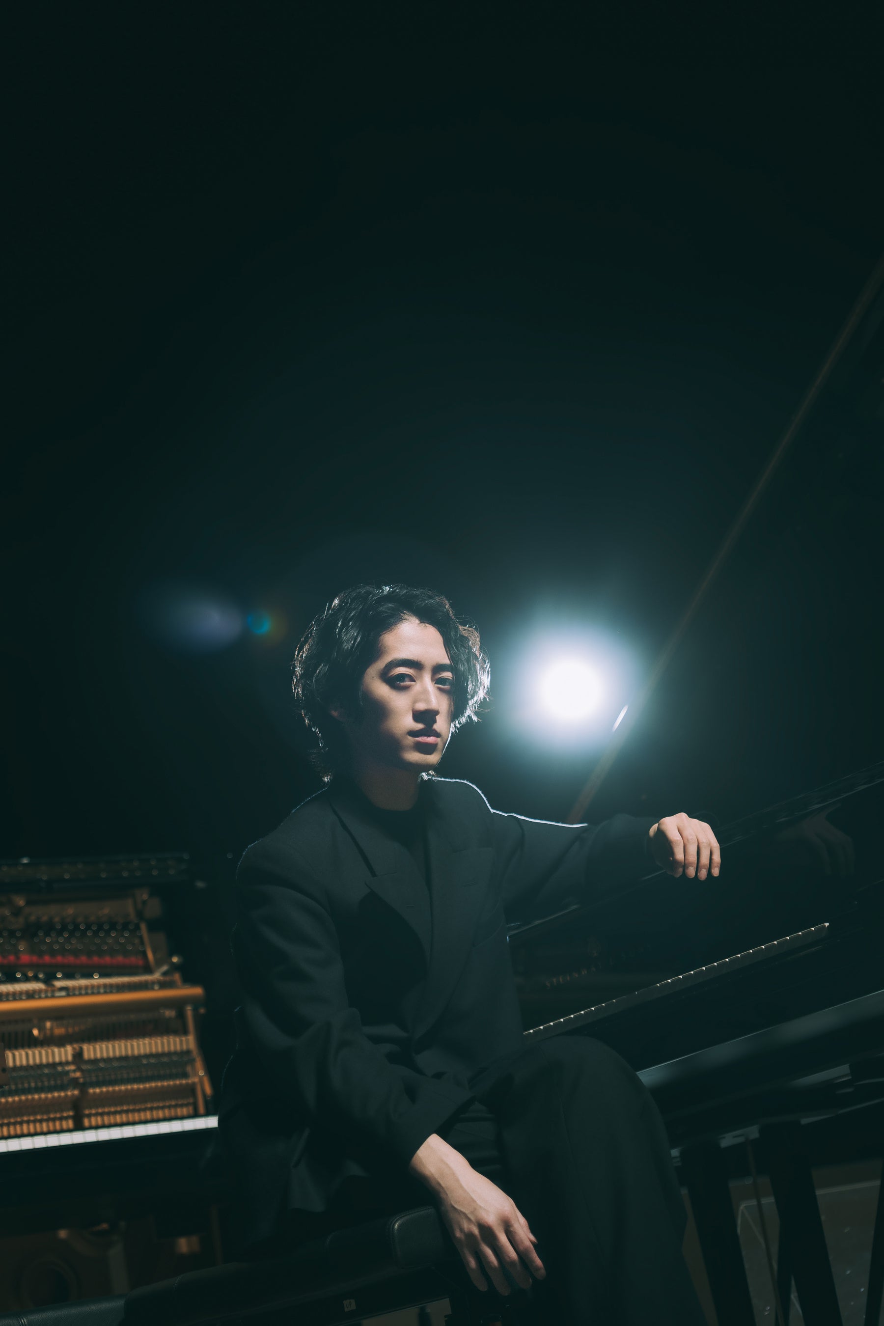 ピアノのそばに立つ角野隼斗の、Klassik Arena番組告知に掲載された写真。