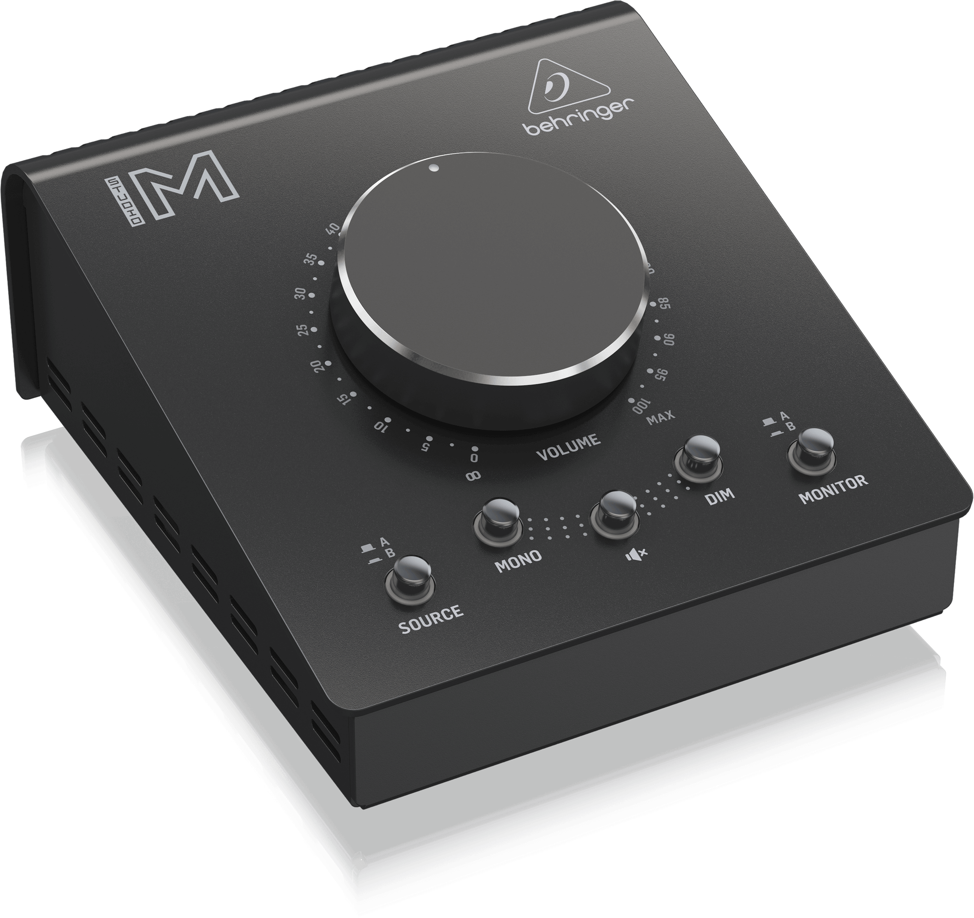STUDIO M左斜め。大きなVOLUMEの手前にSOURCE、MONO、ミュート、DIM、MONITORが並びます。