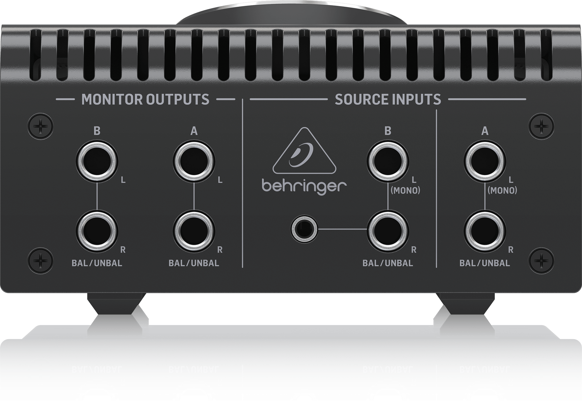 STUDIO M背面。MONITOR OUTPUTS A/BとSOURCE INPUTS A/B、それぞれのL/R、SOURCE Bの3.5mm代替入力。