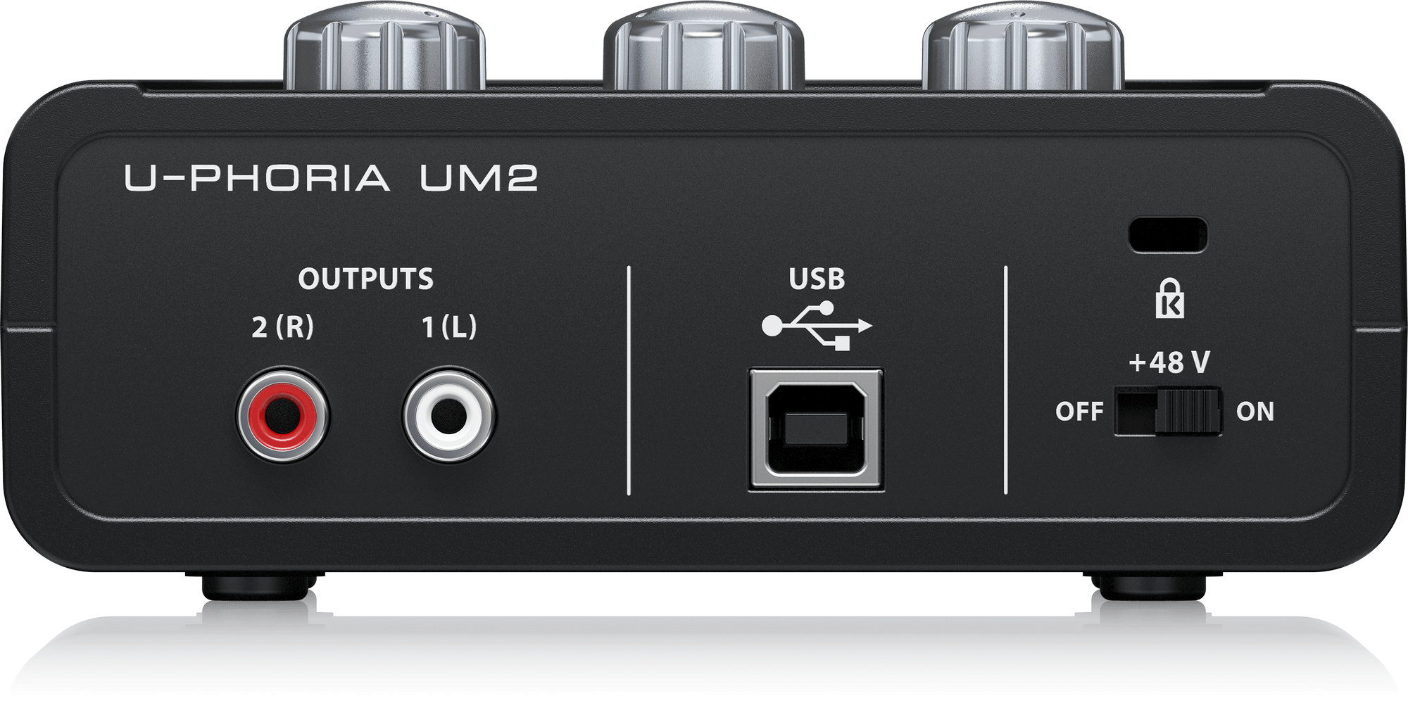 UM2の公式背面写真。RCAのOUTPUTS 1(L)・2(R)、USB Type-B、+48V切替が並びます。