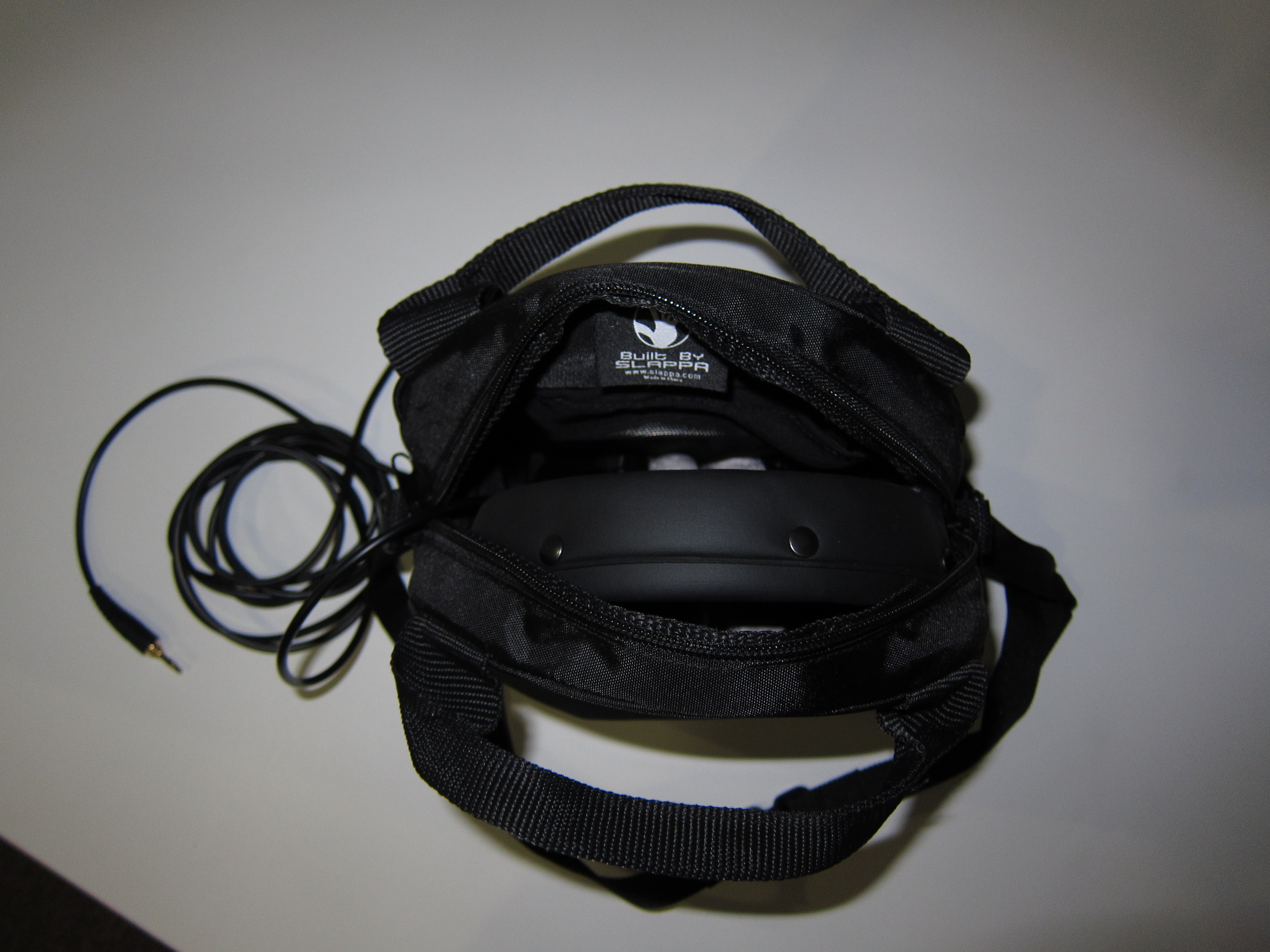 DT 770 PRO 80Ωのケーブルと別売のHeadRoomケースの写真