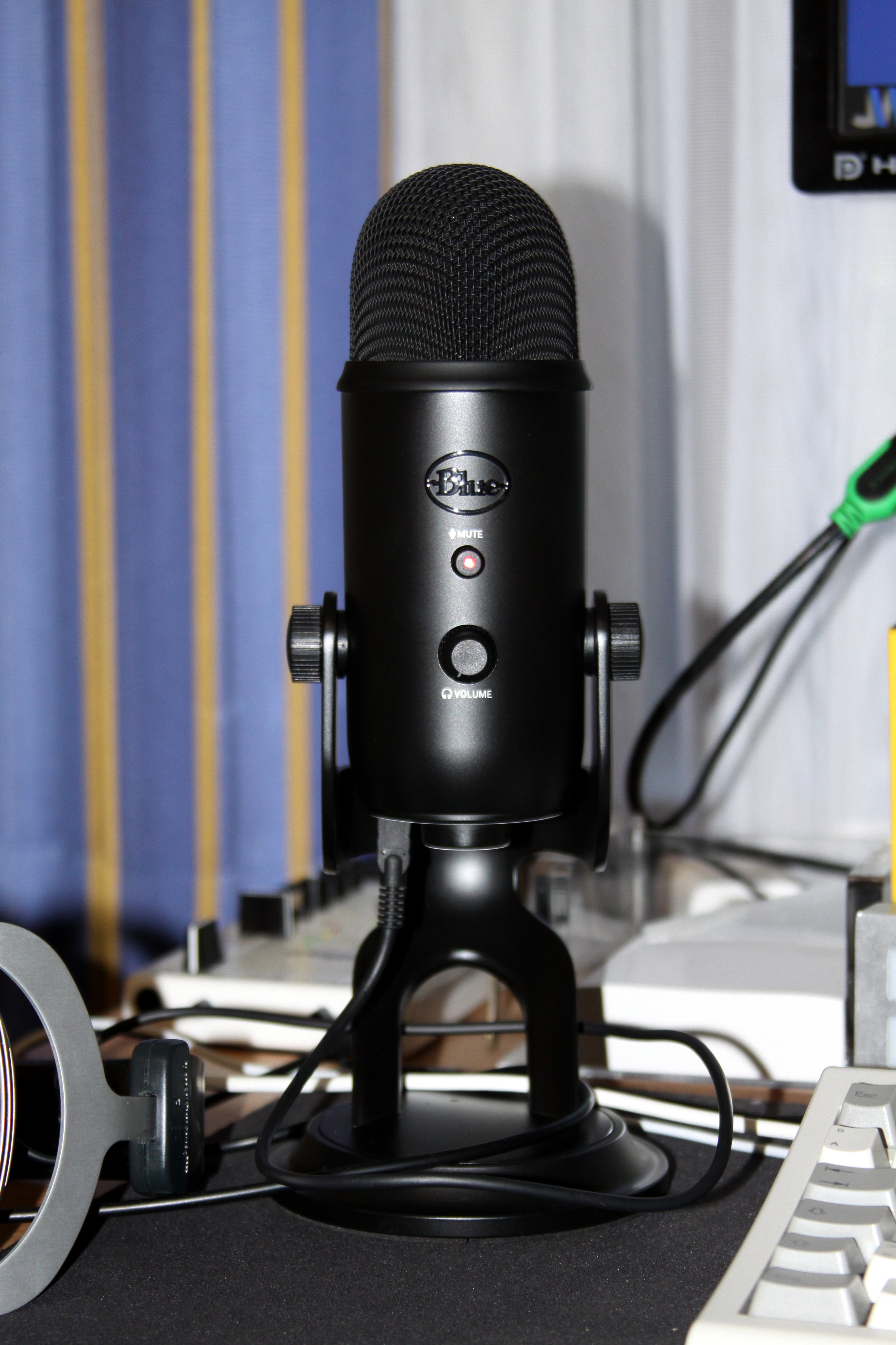 Blue Yeti Blackoutの実物。デスクスタンド、前面ミュートボタン、ヘッドフォン音量ノブが見える