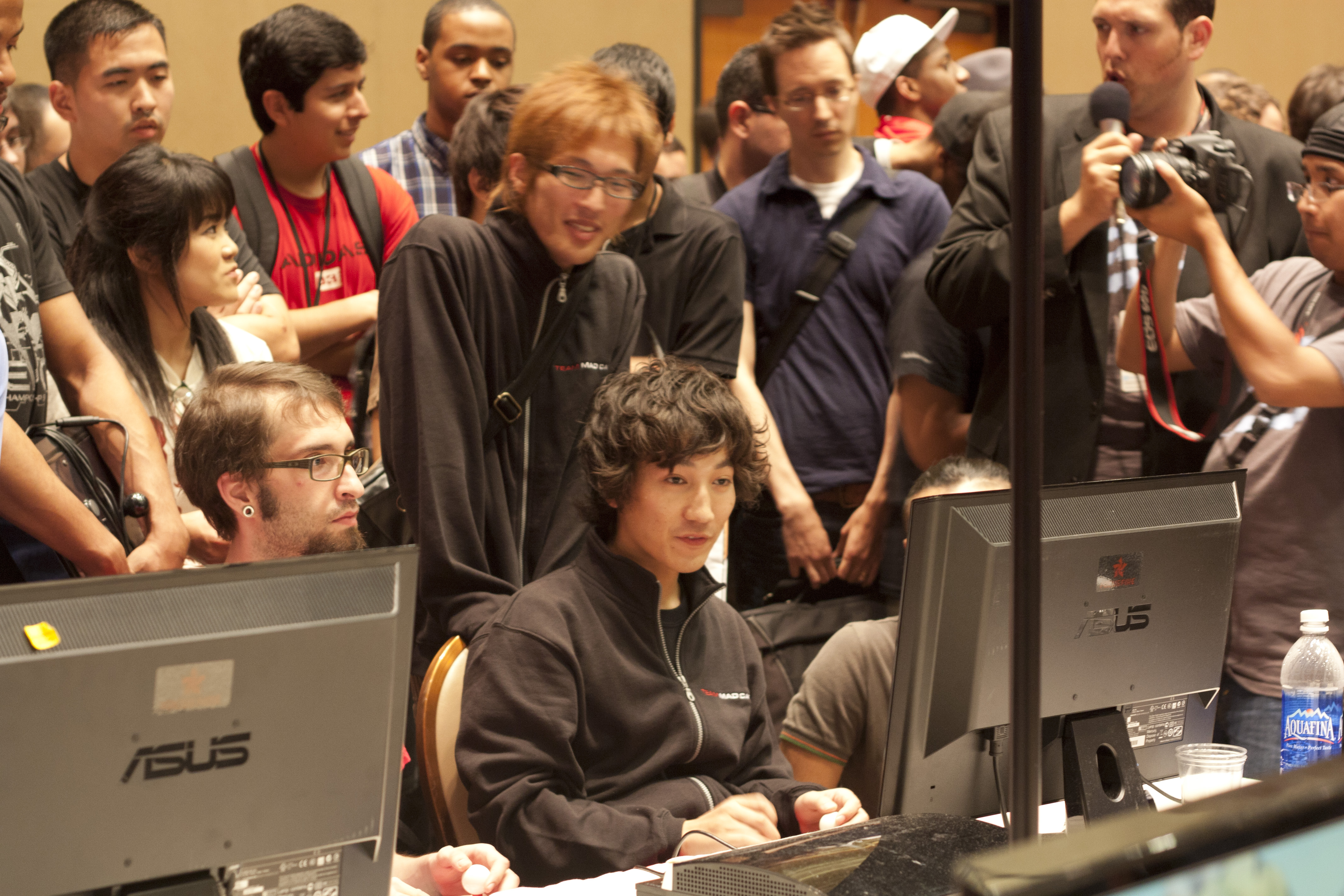 2011年の大会会場でゲームをプレイするウメハラ。