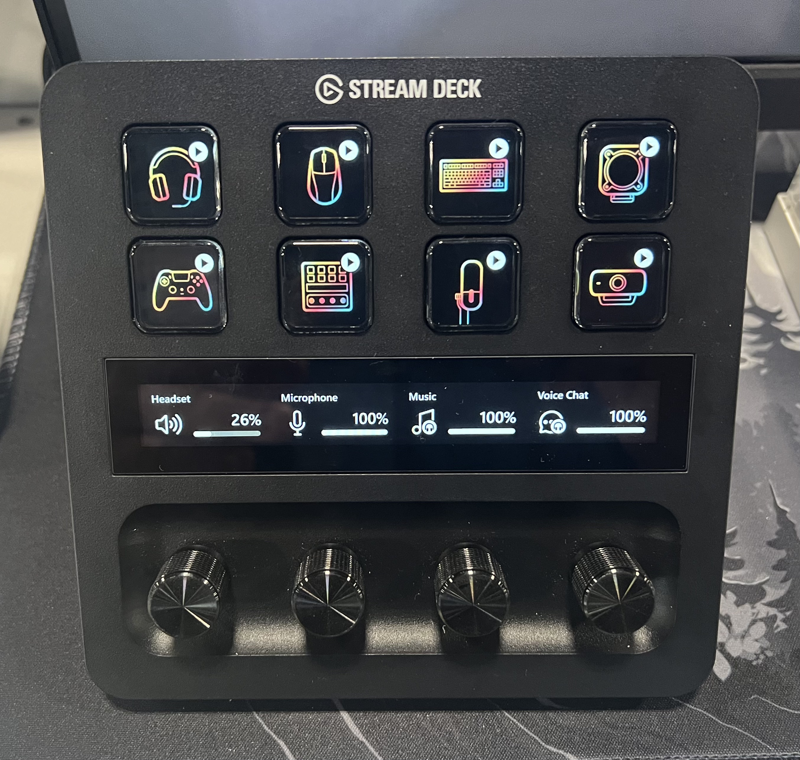 Stream Deck + ブラックの実物。8つのLCDキー、タッチストリップ、4つのダイヤルが見える