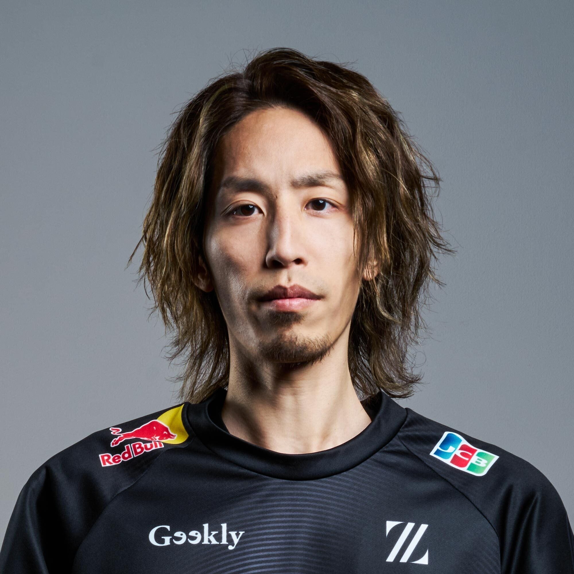 LEGENDUSの開催発表に掲載された、主催者SHAKAの写真。