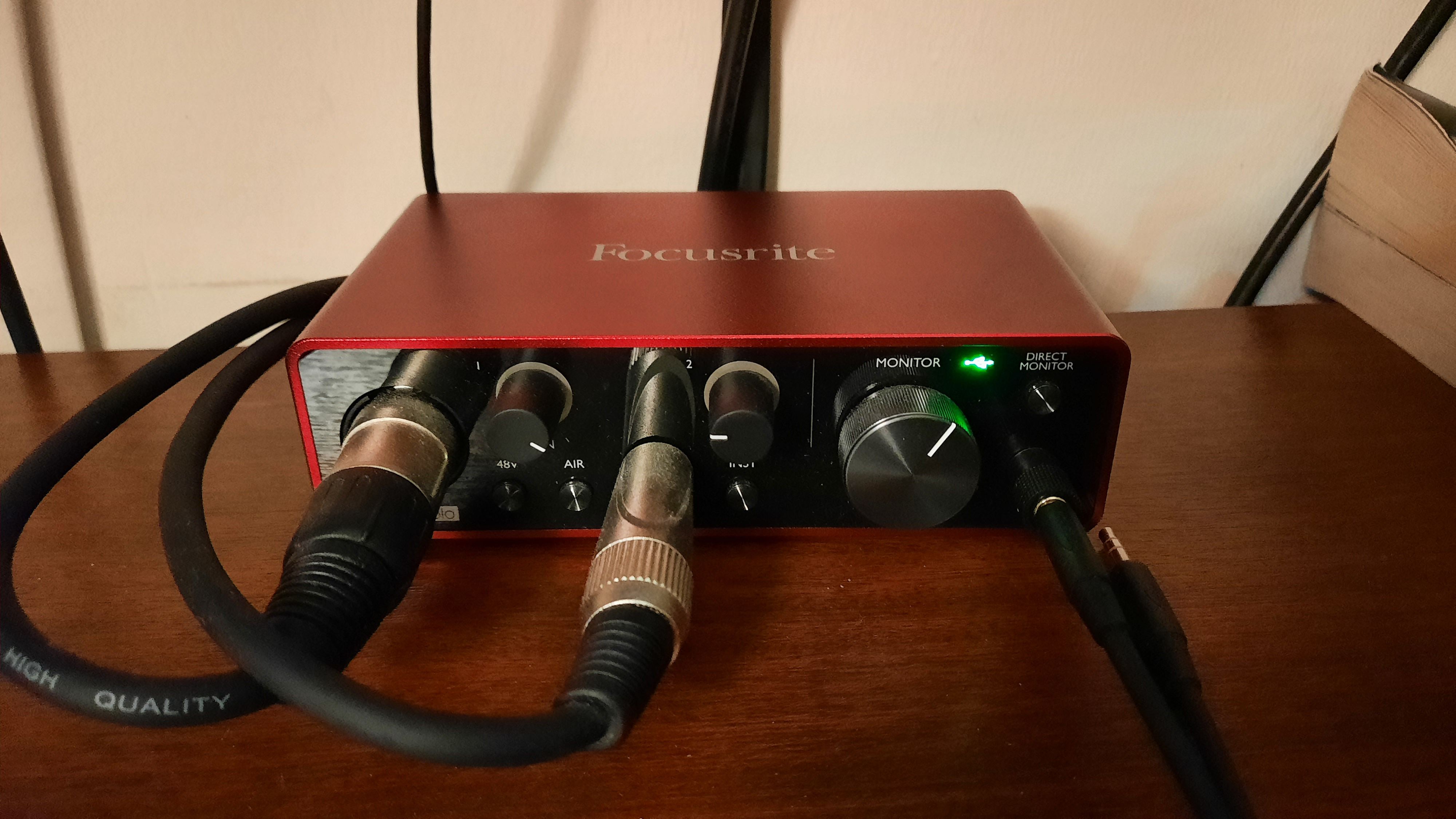 Focusrite Scarlett Solo第3世代の前面と接続端子を写した実物写真