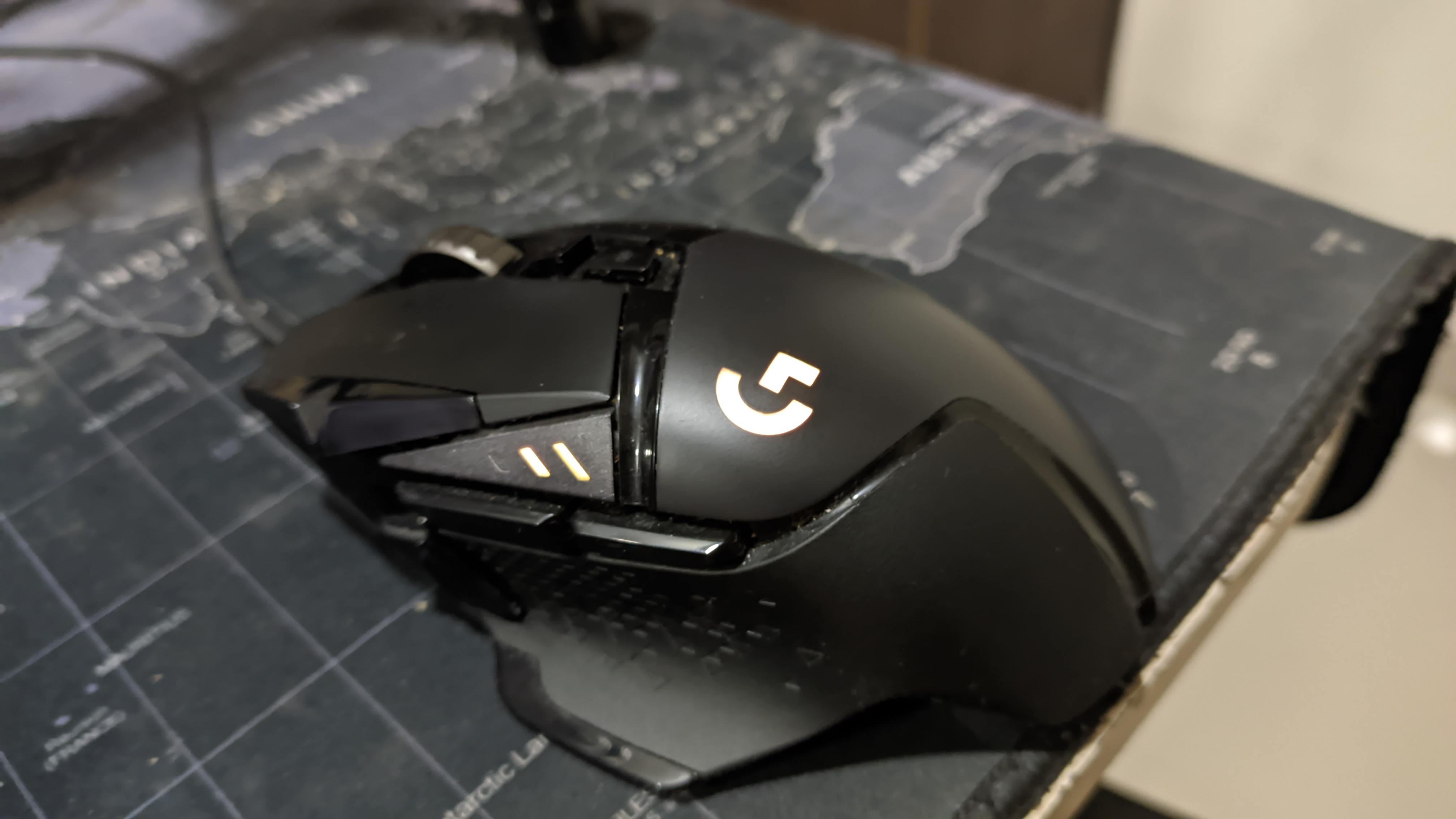 有線G502 HEROの側面と複数のボタンを写した実機写真