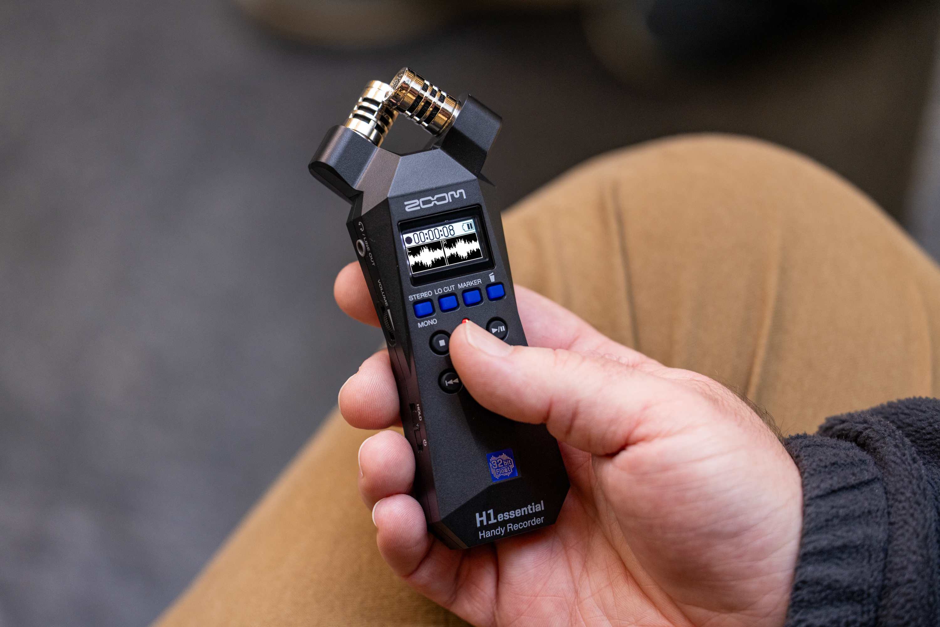 片手で本体を持ち、前面を操作するメーカーの使用例。 写真：ZOOM。