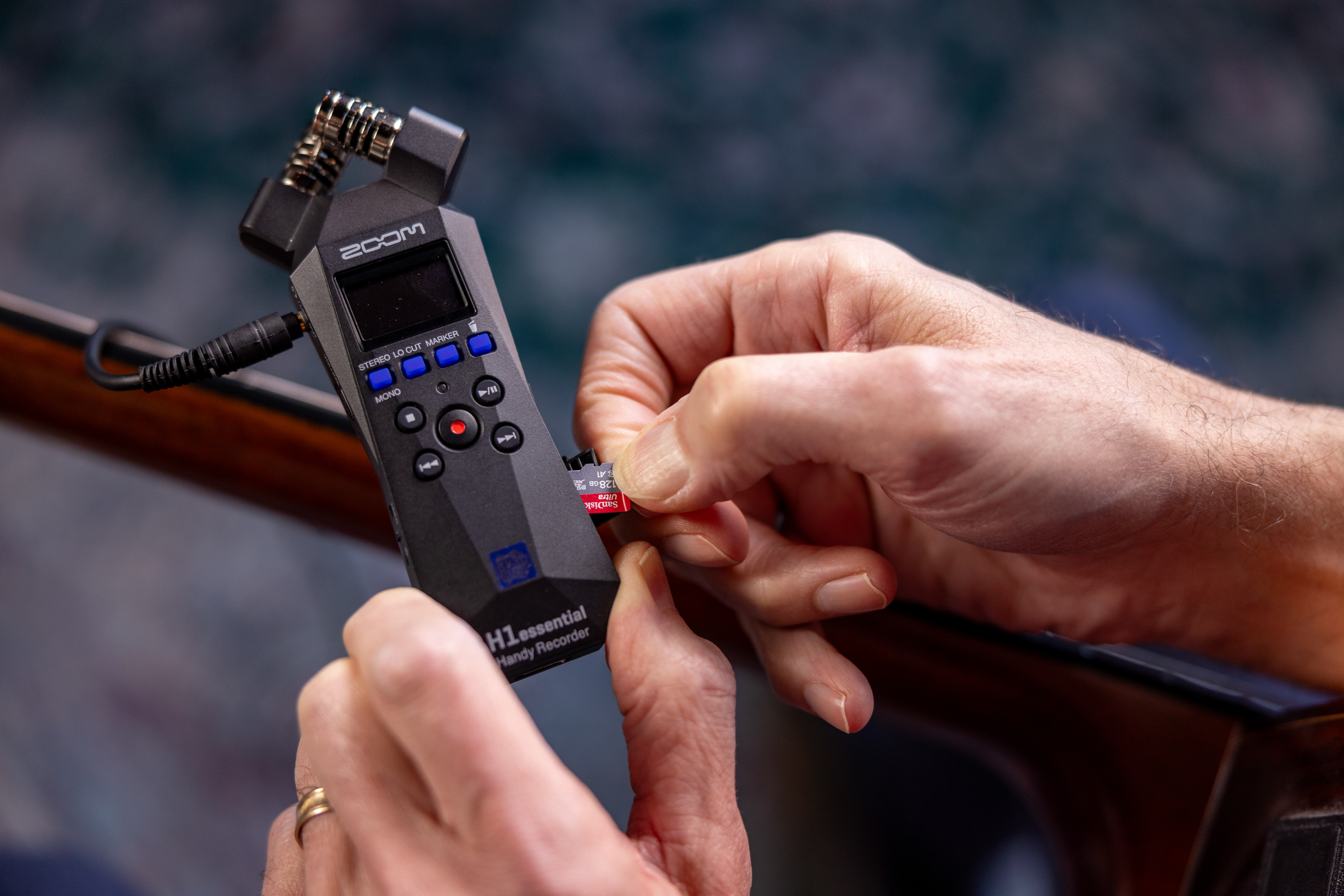 本体側面のスロットへmicroSDカードを差し込むメーカーの使用例。 写真：ZOOM。