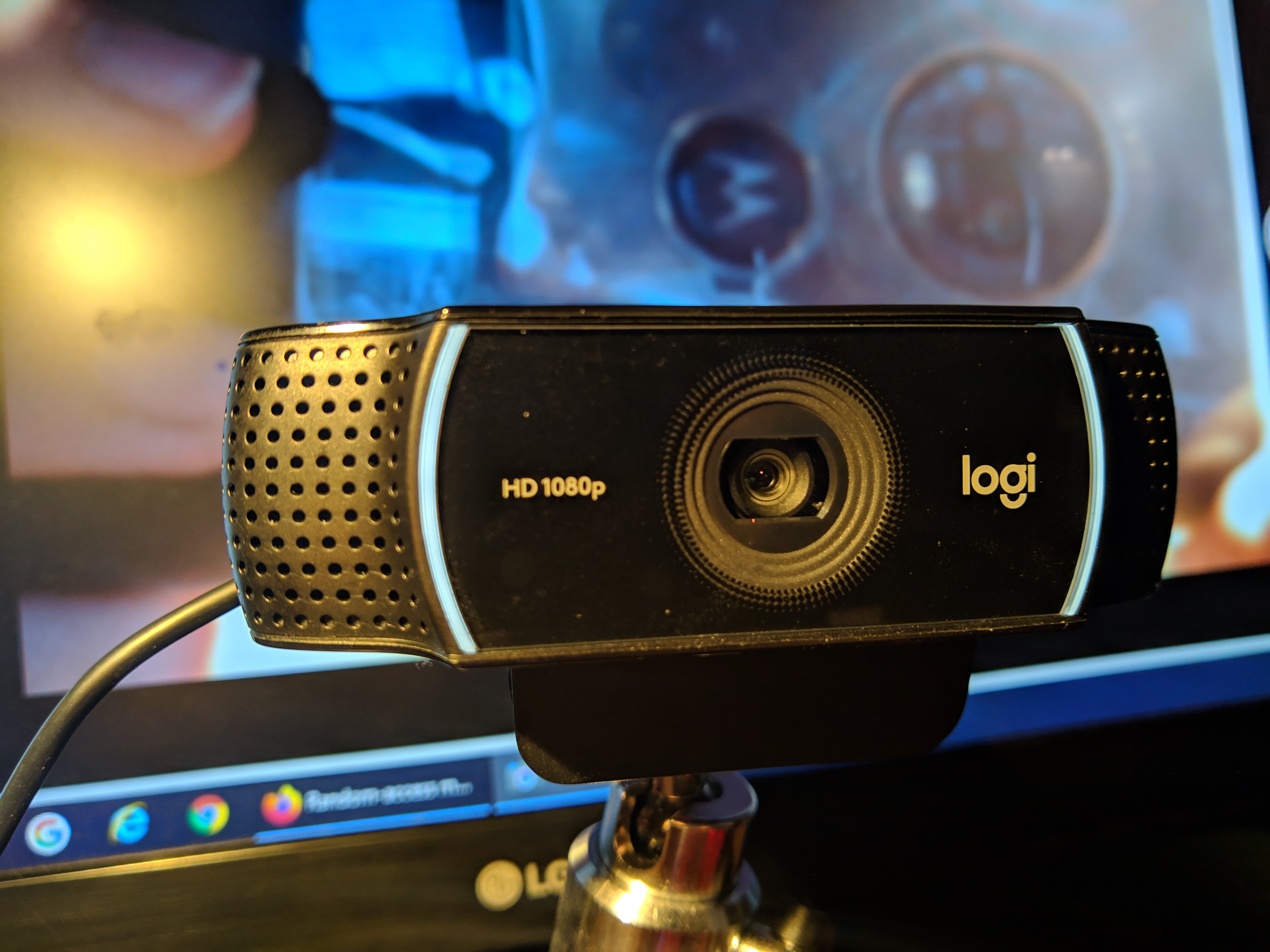 Logitech C922ウェブカメラの実機前面。中央のレンズ、左右の発光部、モニター固定クリップが見える