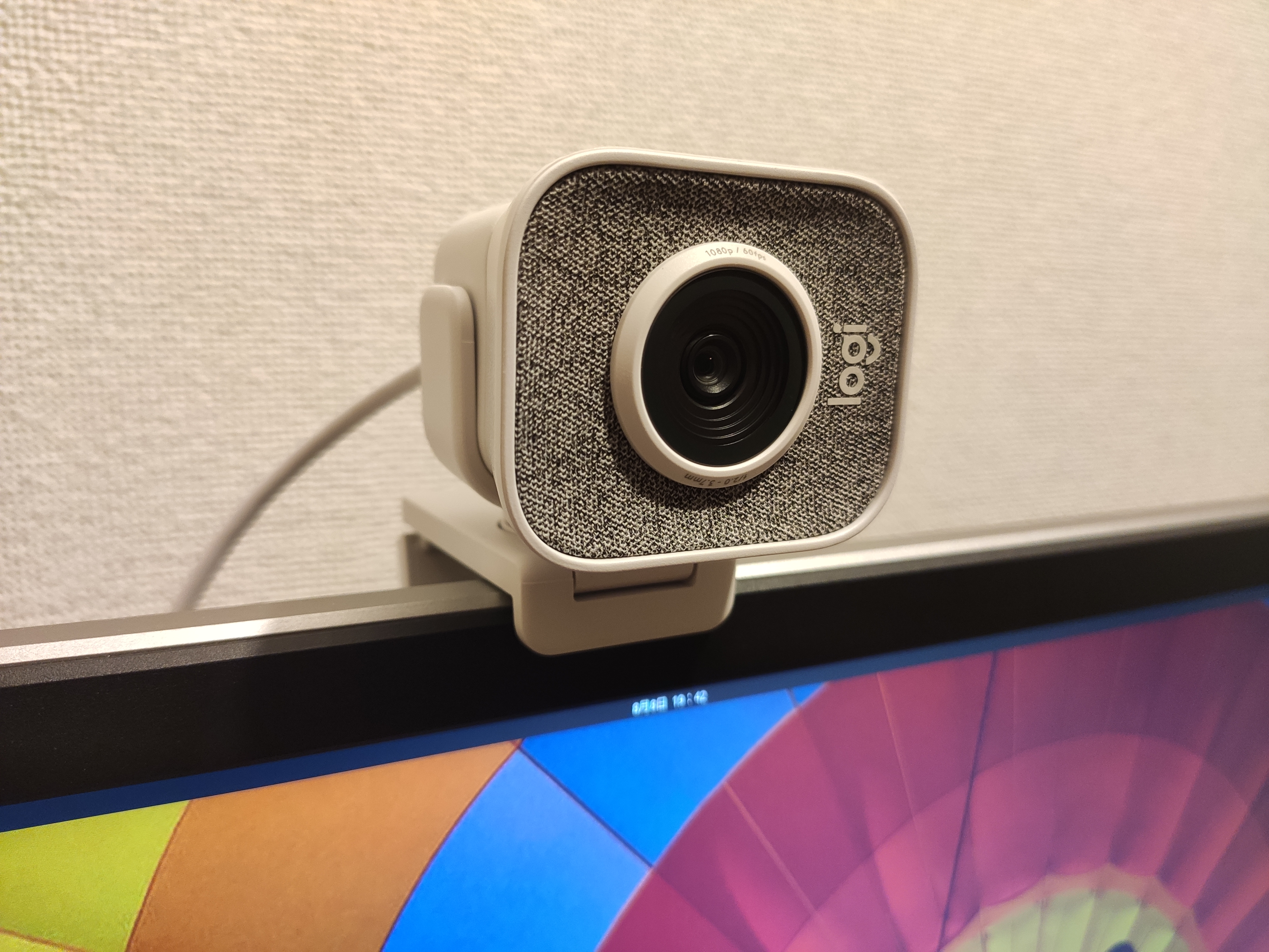 オフホワイトのロジクール StreamCam C980OW をモニターに設置した実機写真