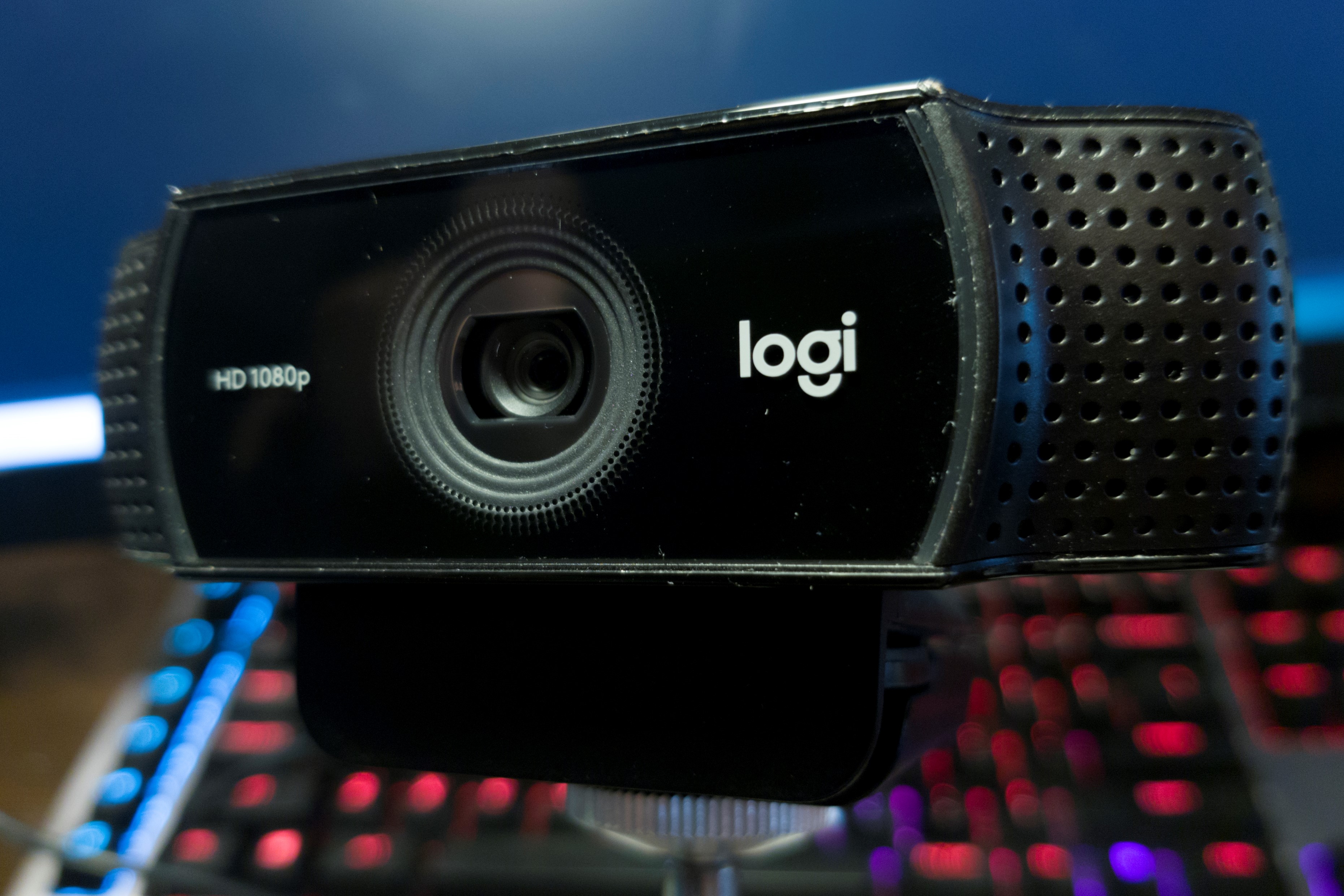Logitech C920ウェブカメラの実機前面。中央のレンズと左右のマイク部が見える