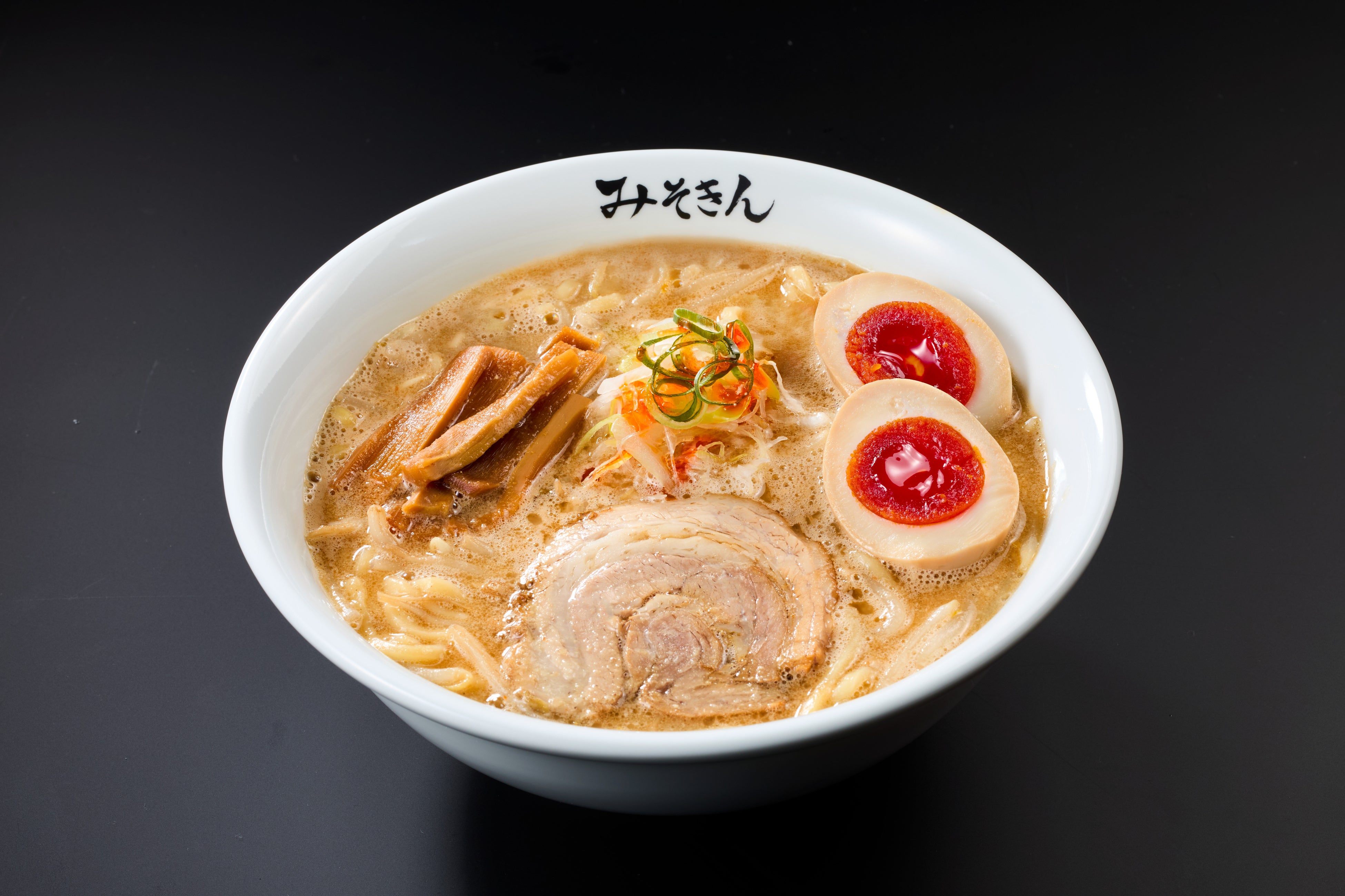 公式発表に掲載された味玉みそきんの料理写真。味玉、チャーシュー、メンマなどが載る一杯。