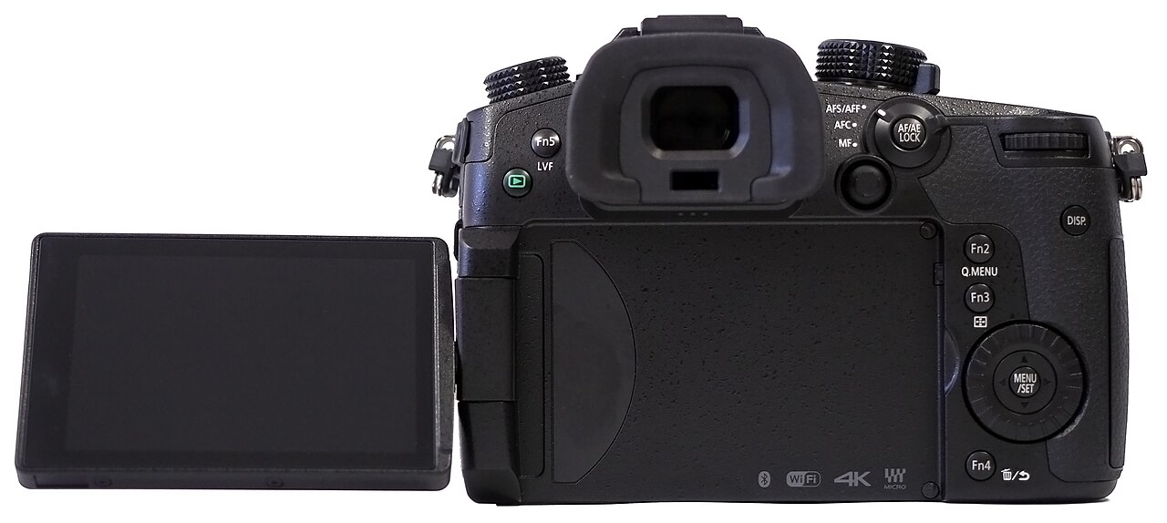 初代LUMIX GH5ボディー背面の開いた可動モニターと操作部