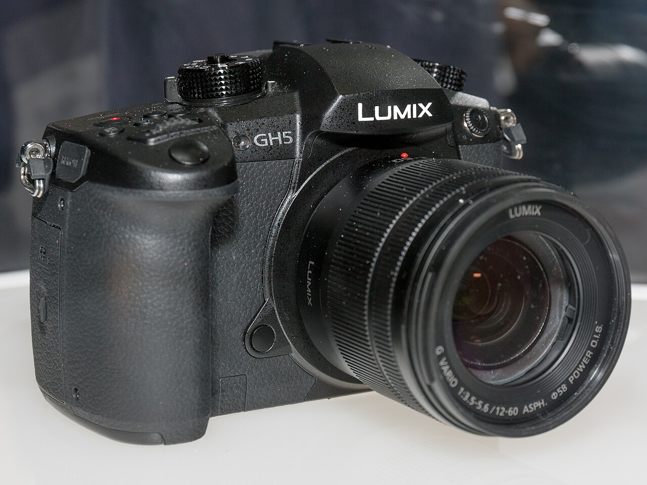 初代LUMIX GH5に別売の12-60mmレンズを装着した店頭展示