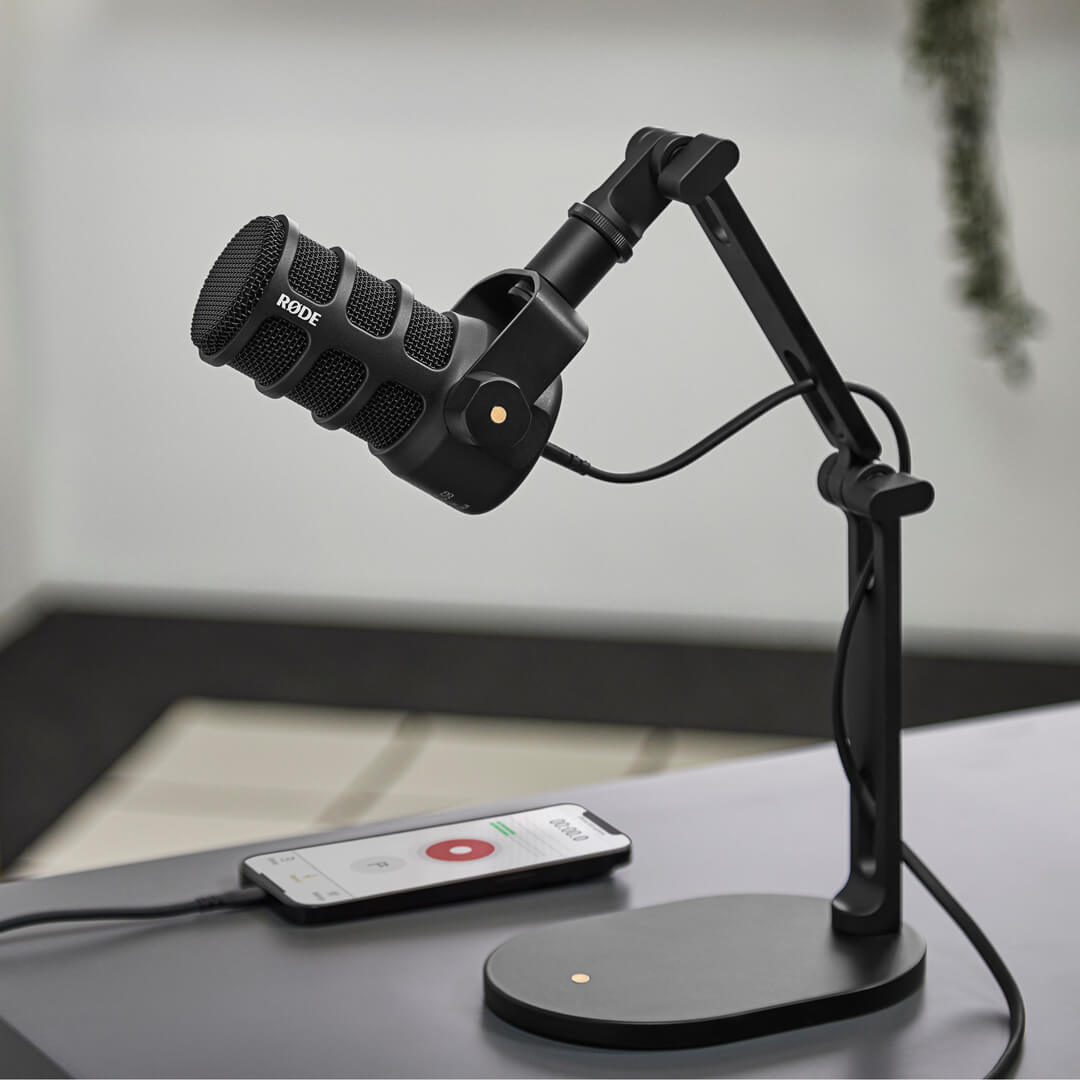 黒いPodMic USBをスマートフォンの横に設置した公式使用写真