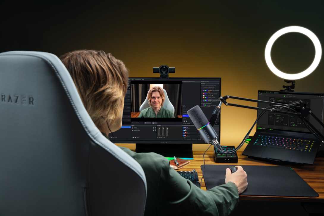 配信デスクのモニター上にRazer Kiyo V2 Proを設置したメーカー発表写真