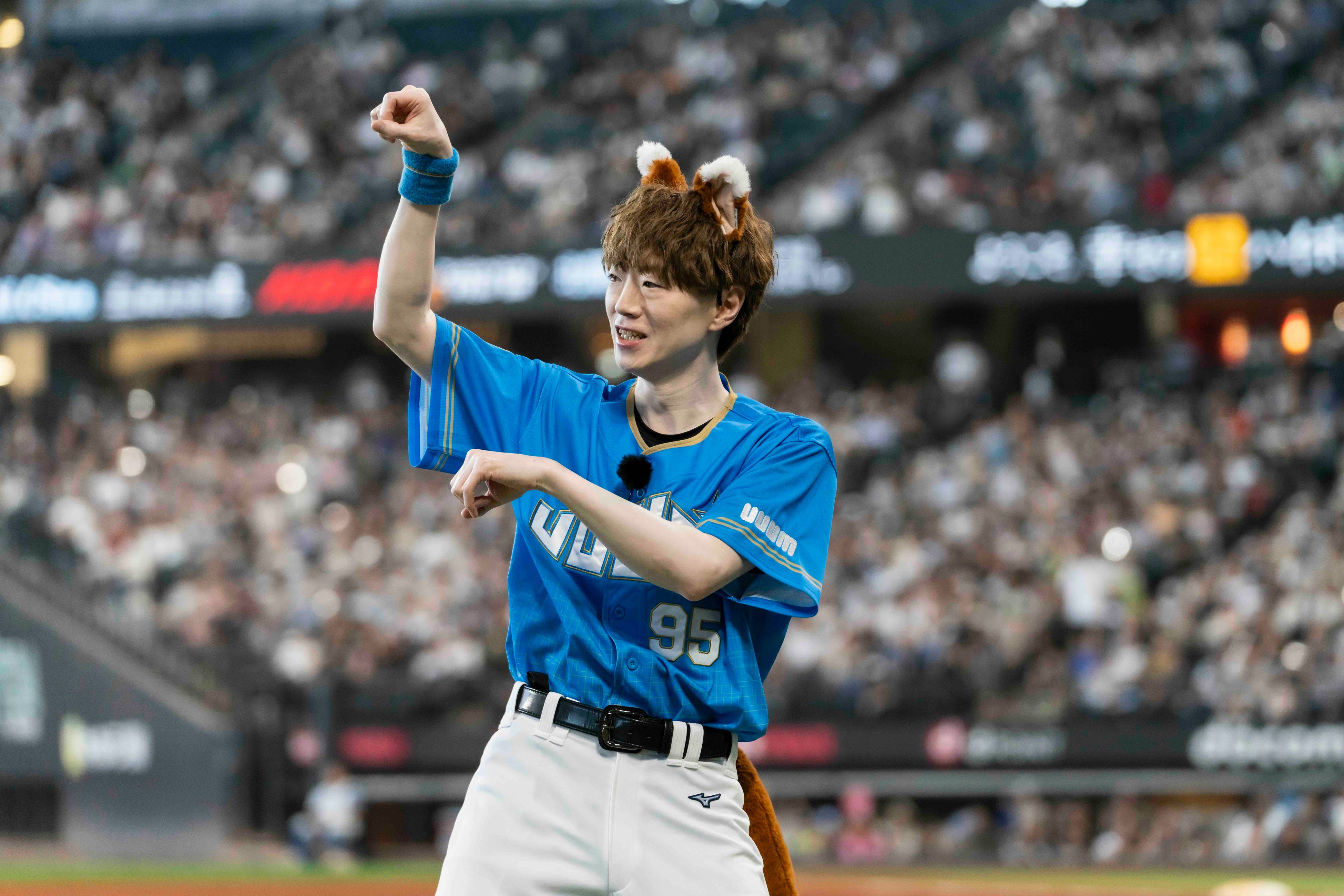 UUUM DAYのイニング間企画で、SEIKINがきつねの耳と尻尾を付けて踊る様子。