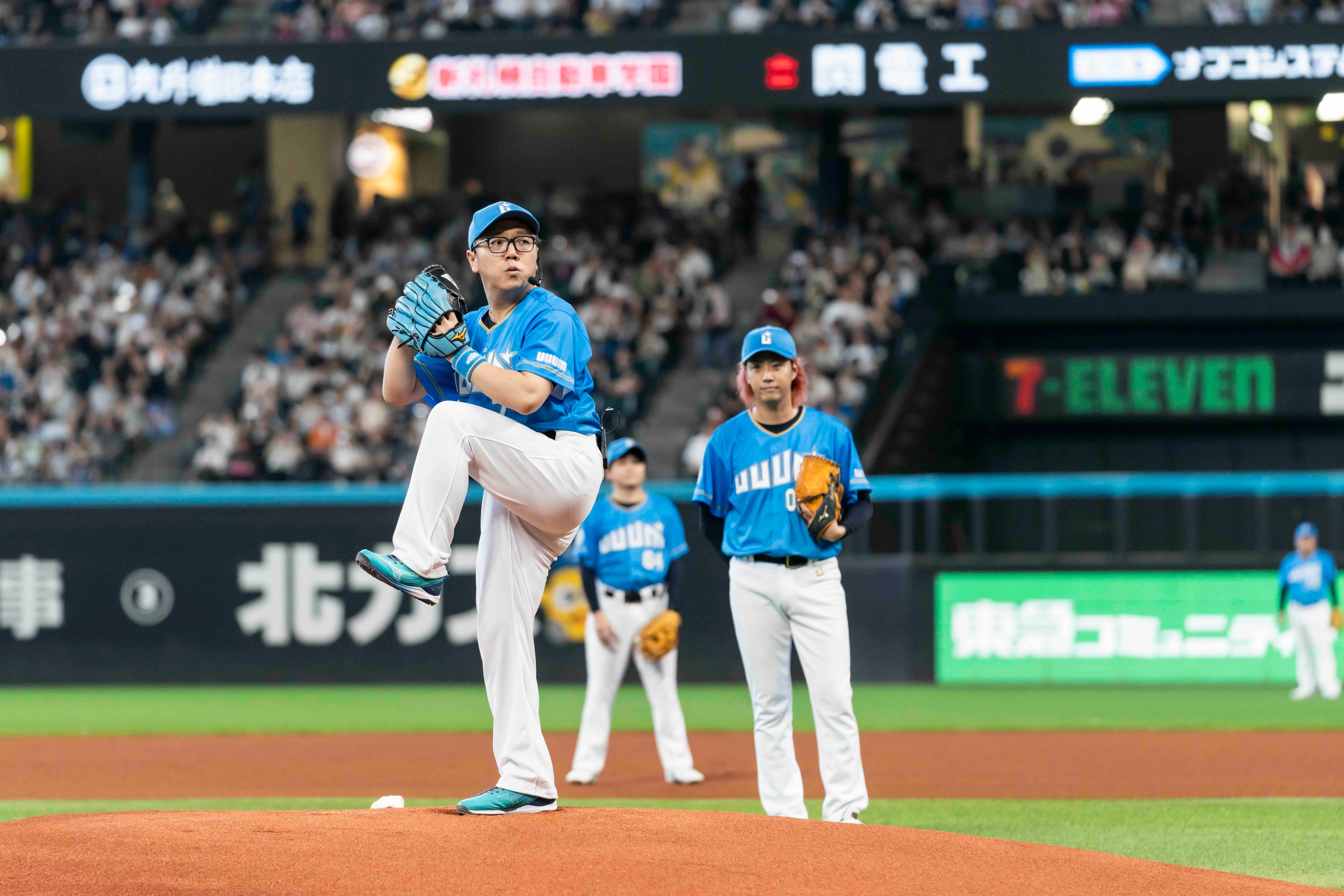 UUUM DAY in Fビレッジの始球式で、HIKAKINがマウンド上から投球に入る様子。