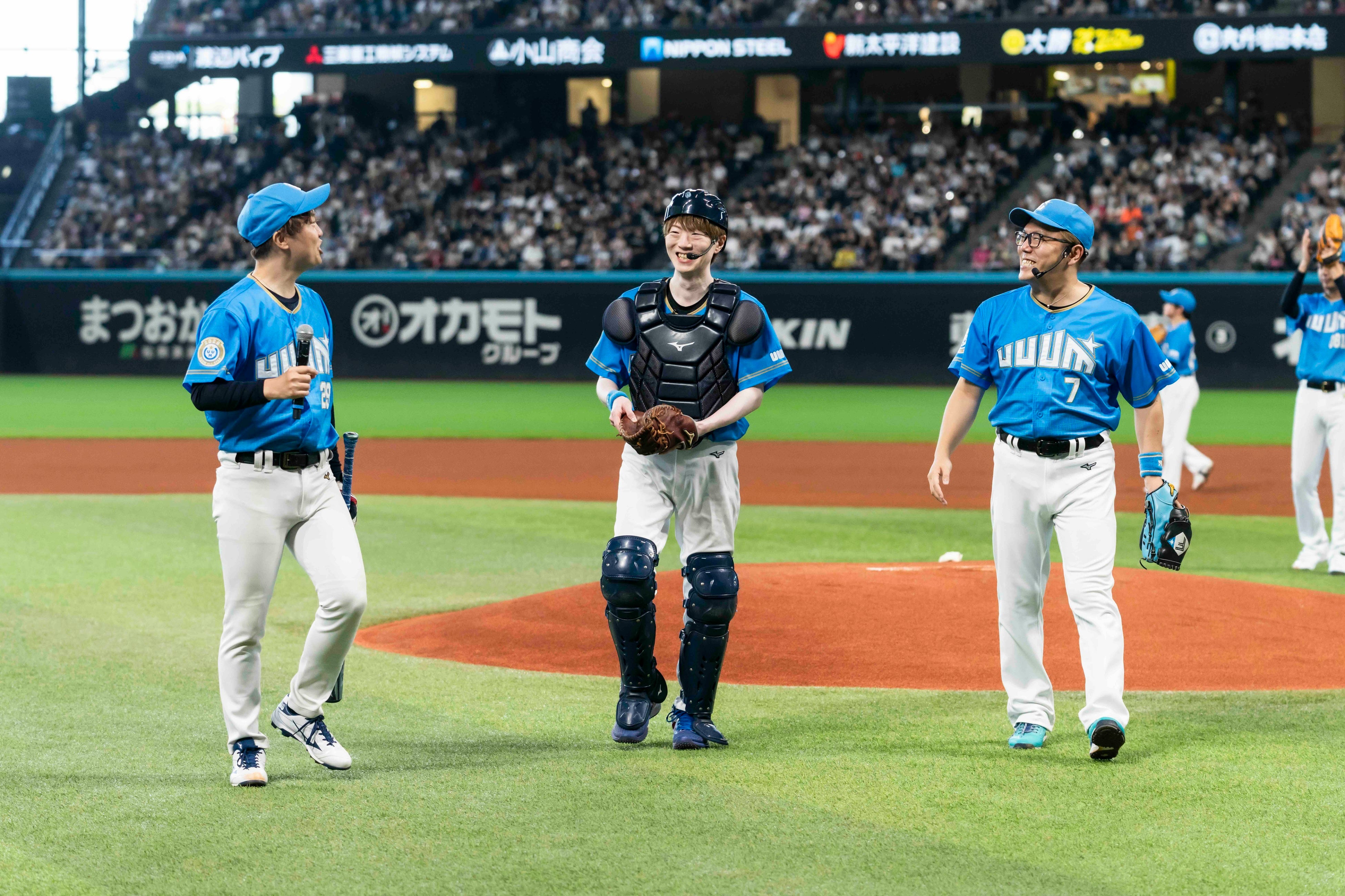 始球式でグラウンドに並ぶHIKAKIN、捕手役のSEIKIN、打者役のMasuo。