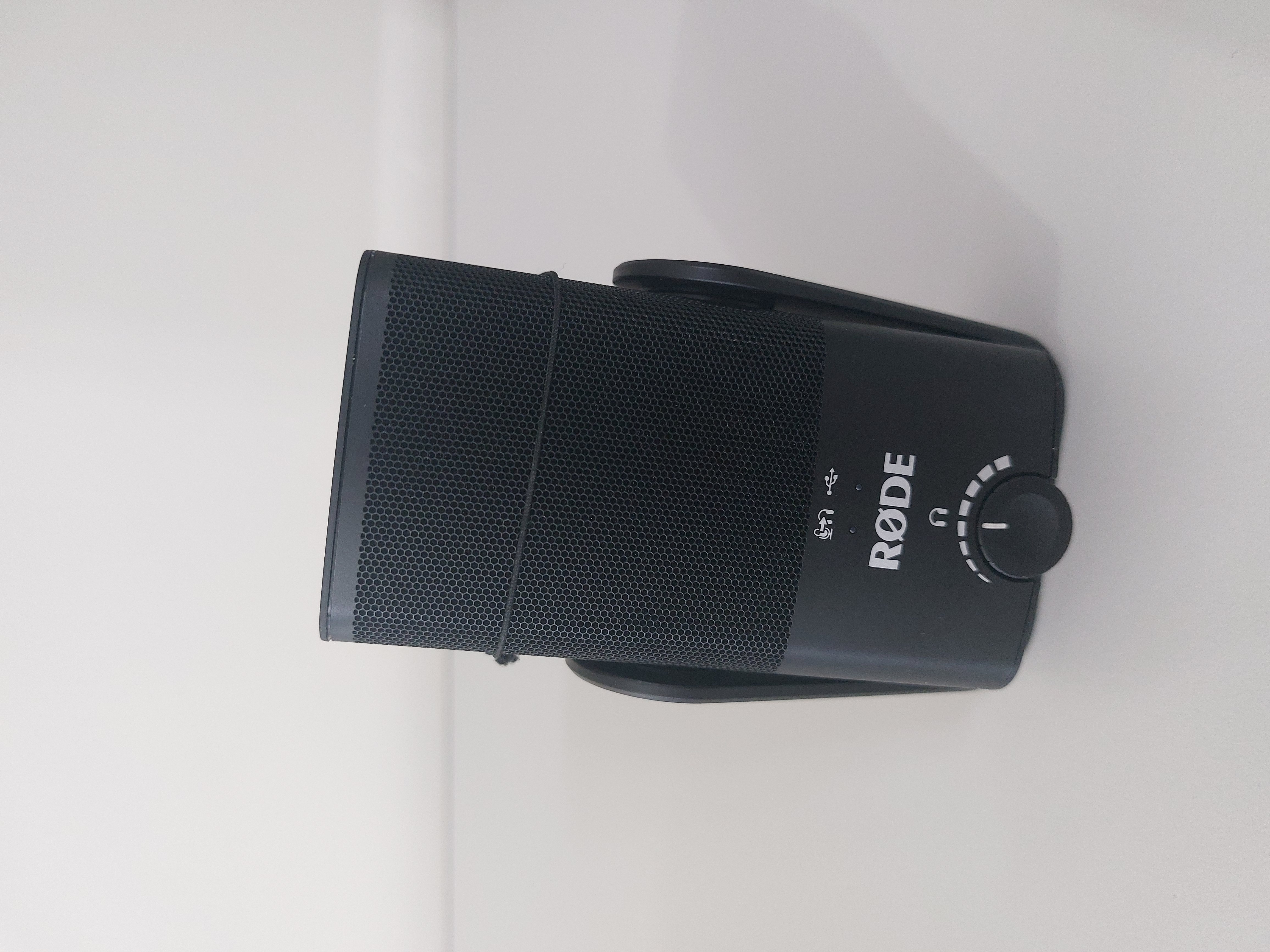 RØDE NT-USB Miniの前面。マイク本体とヘッドホン音量ダイヤル