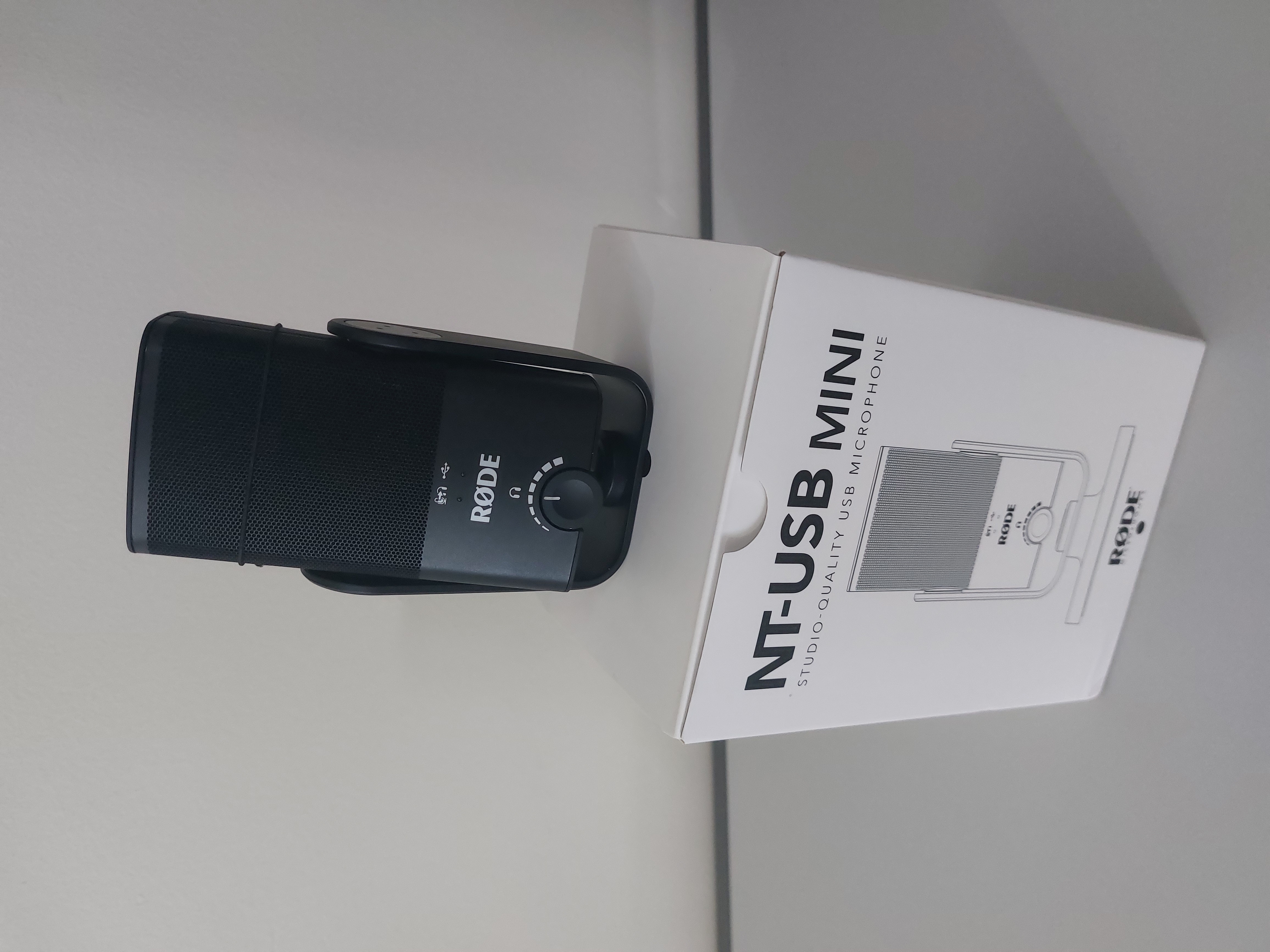 RØDE NT-USB Miniのマイク本体とNT-USB Miniと記載された製品箱