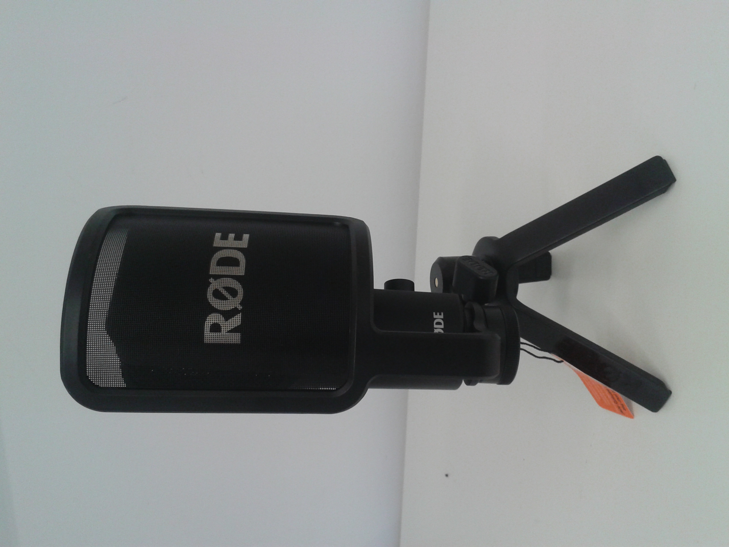 RØDE NT-USB旧型の前面と卓上三脚を写した実物写真。マイク前にポップフィルターがある