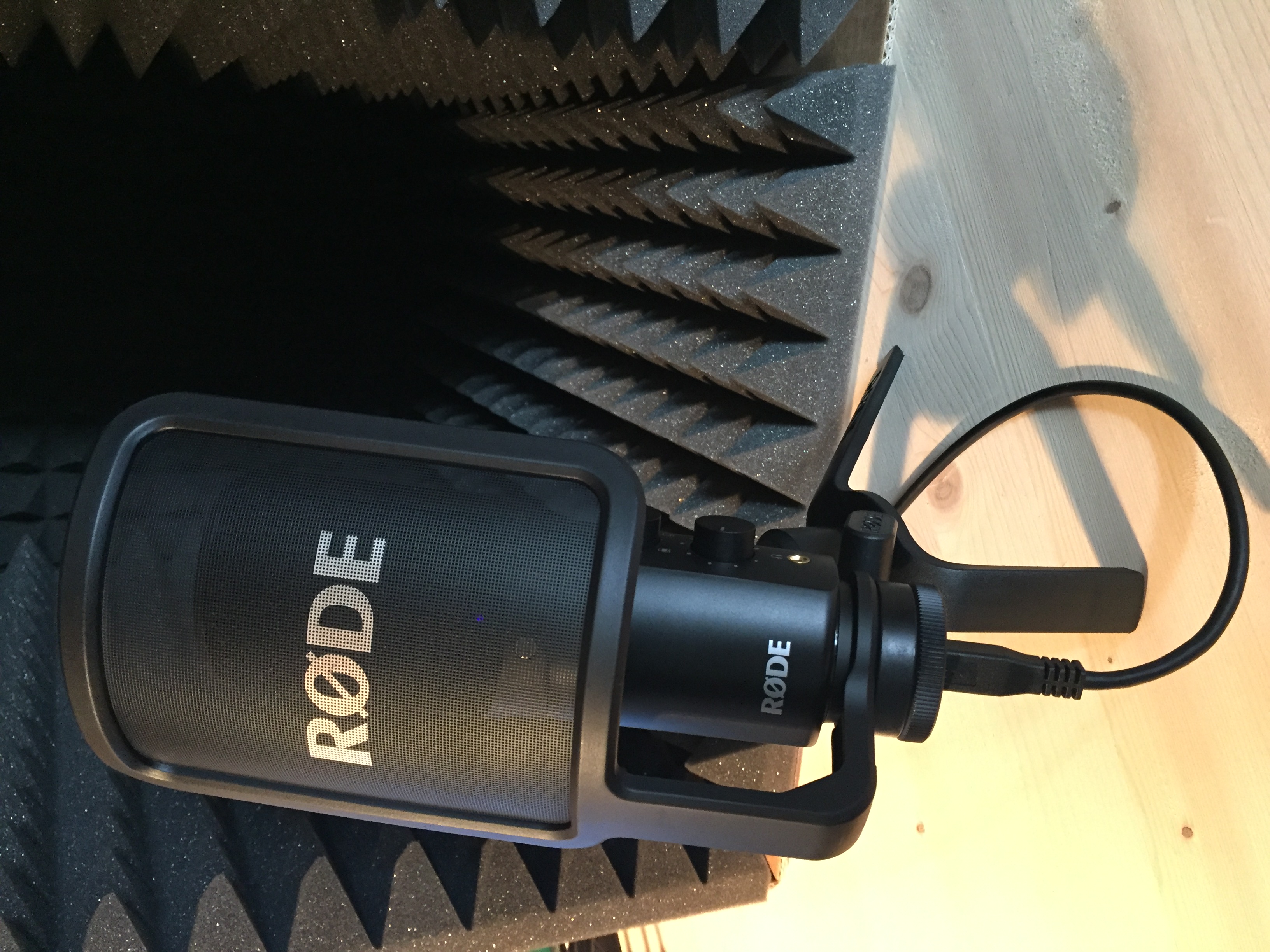 RØDE NT-USB旧型の実機。ポップフィルターと卓上三脚を付け、USBケーブルを接続した状態