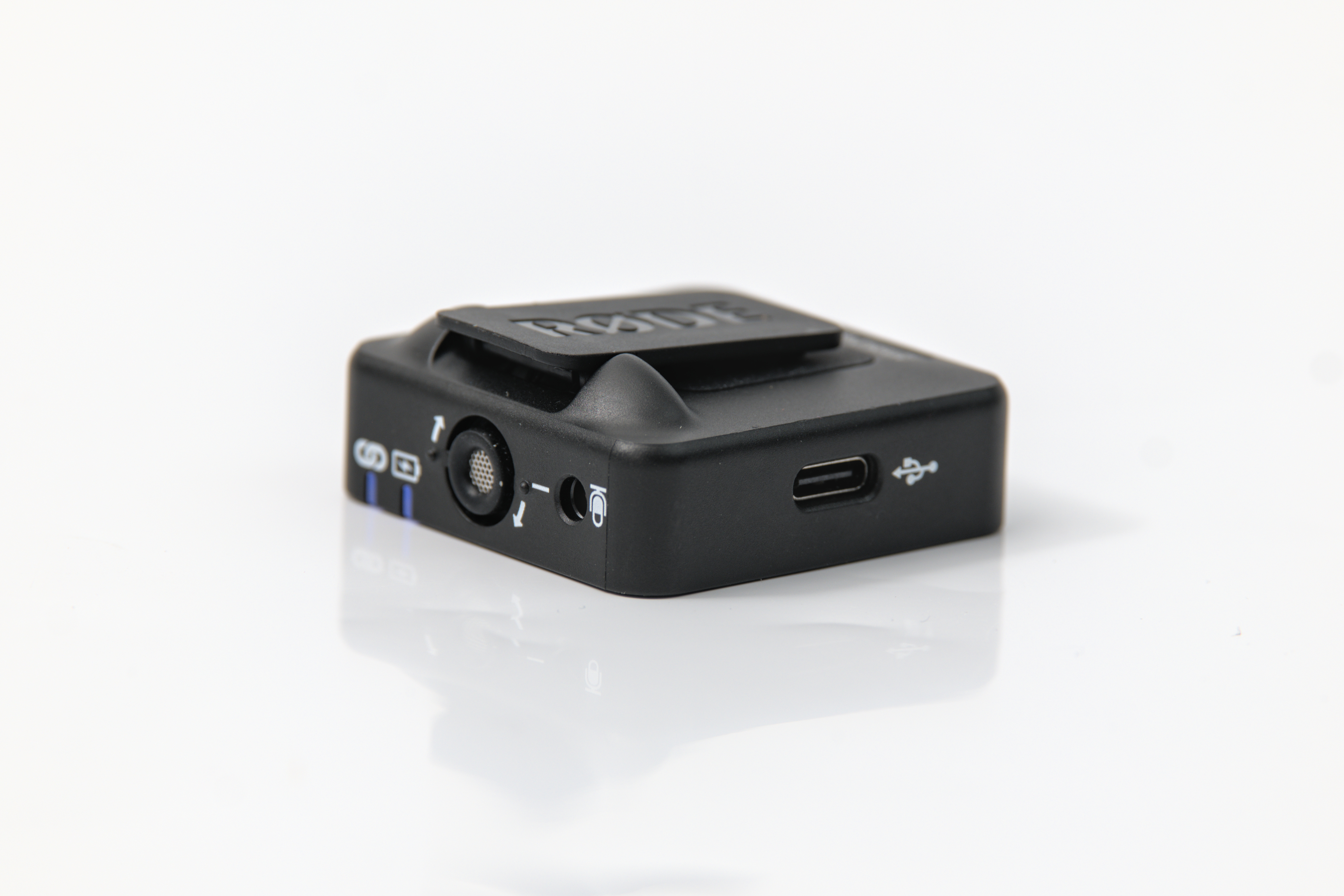 Wireless GO II送信機を横から見た実機写真。内蔵マイク開口部、外部マイク入力、USB-C端子が見える