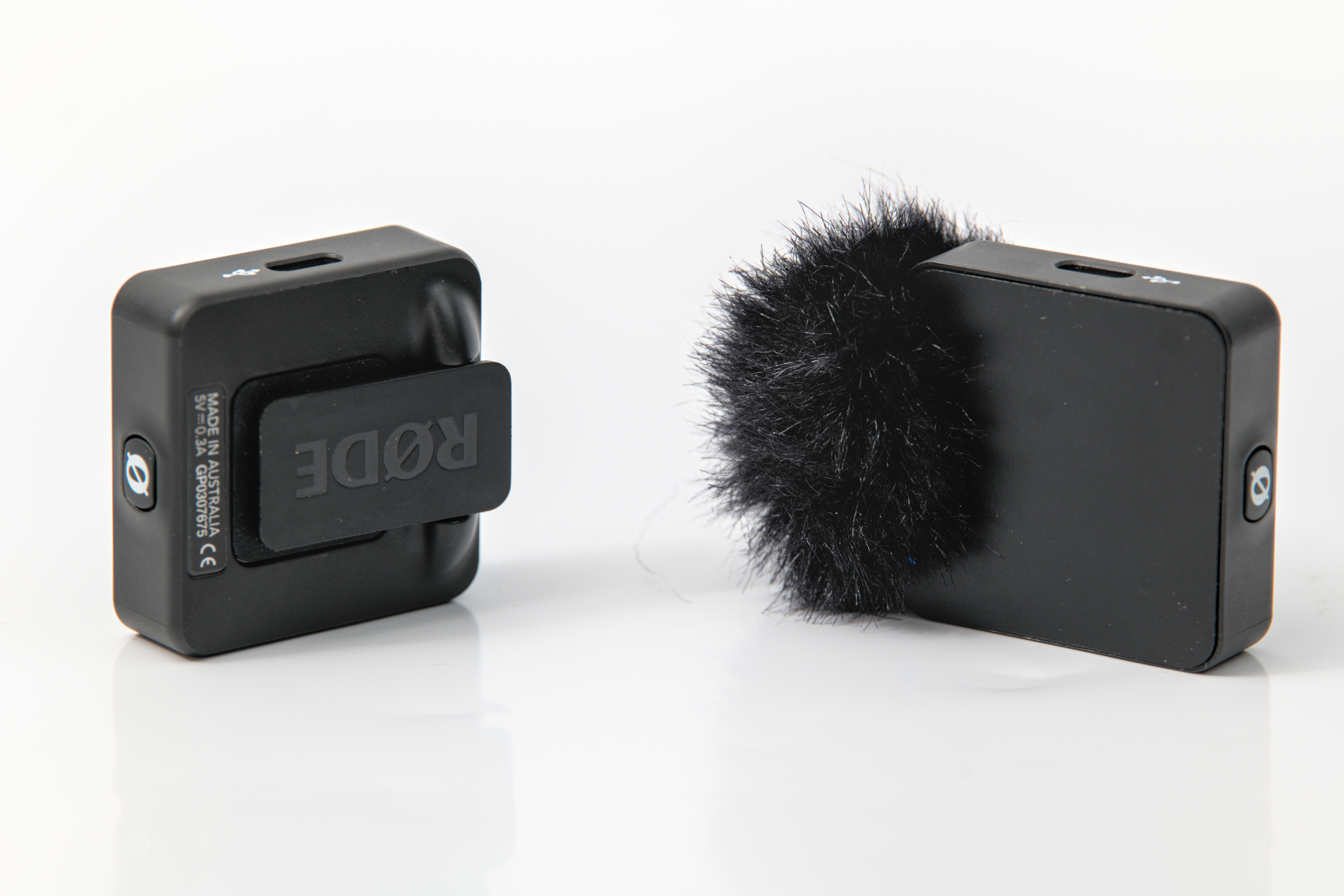 RØDE Wireless GO IIの送信機2台。片方にはウインドシールドが付いている。受信機は写っていない
