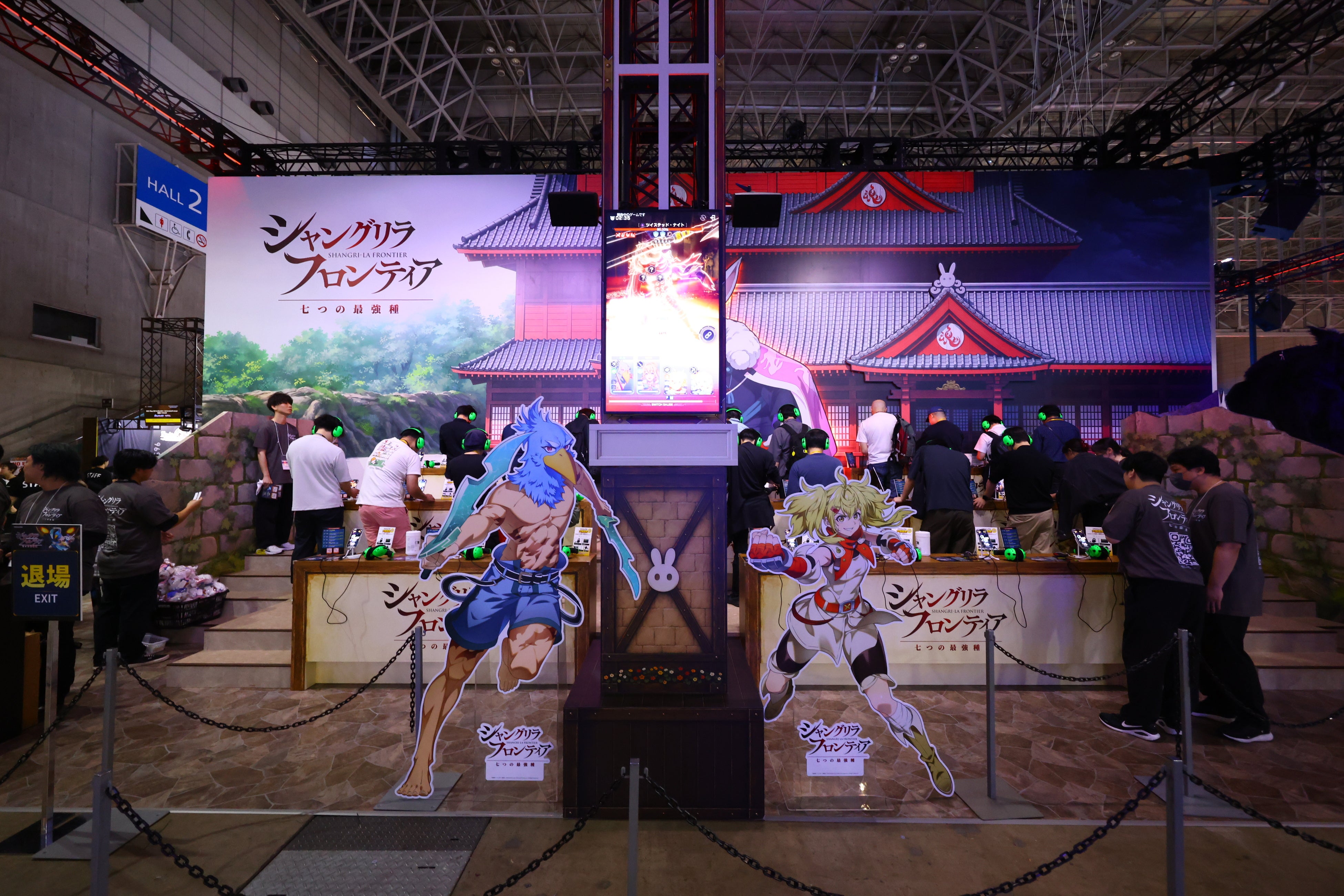 サンラクなどのパネルと複数の試遊台が並ぶTGS2026のシャンフロブース。