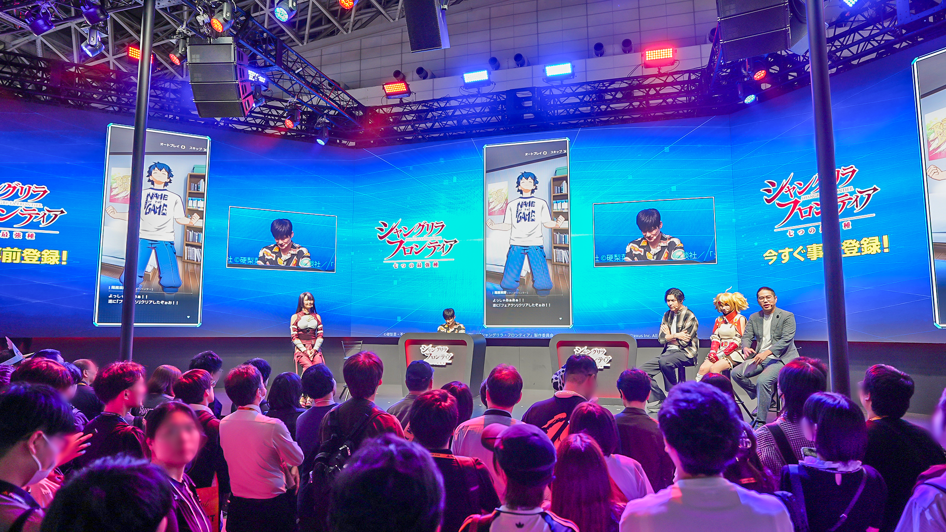 大型スクリーンの前でゲストがゲームを紹介するTGS2026のシャンフロステージ。