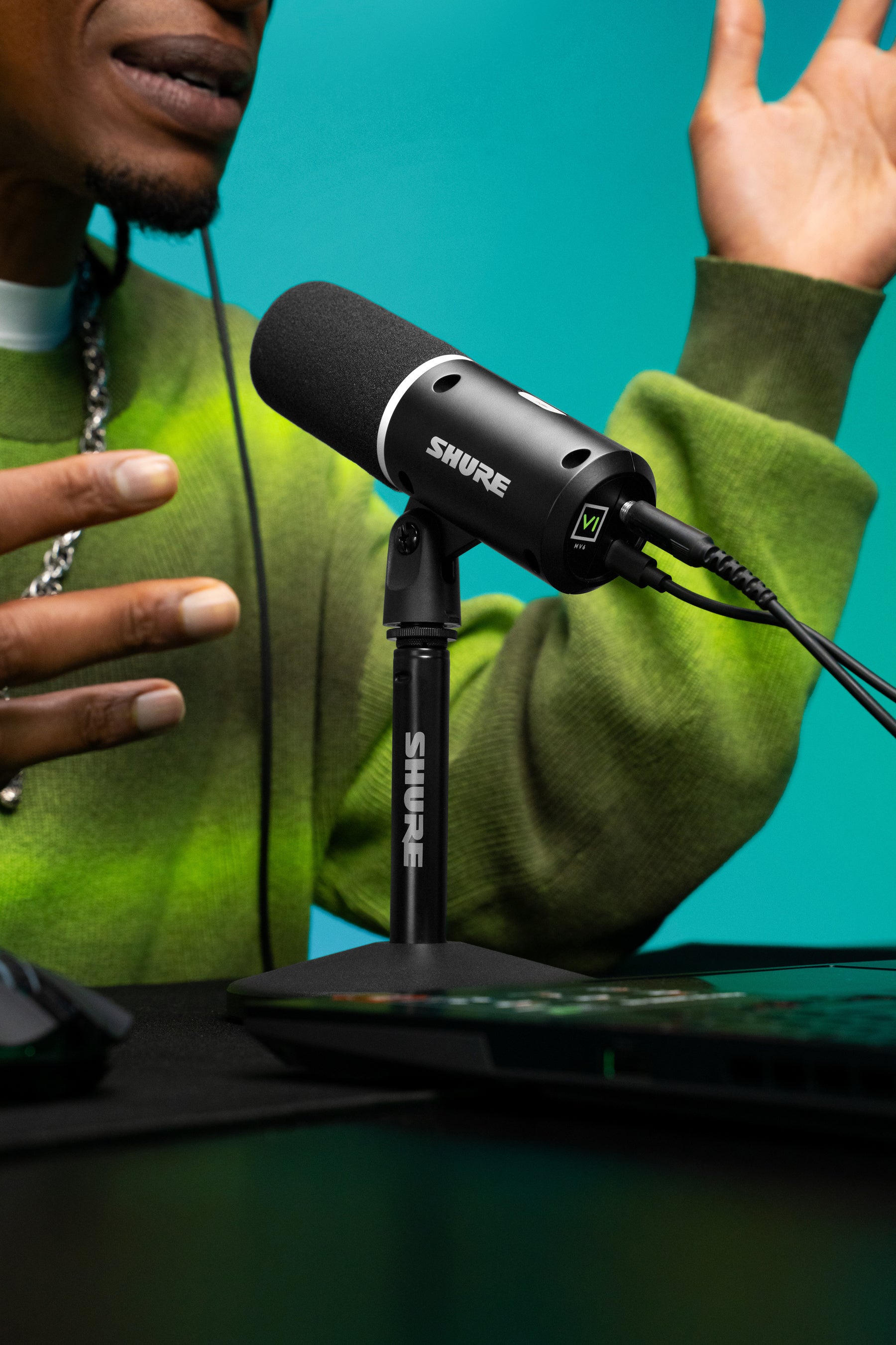黒色のShure MV6 Gen 2にケーブルとヘッドホンを接続したメーカー発表の使用例