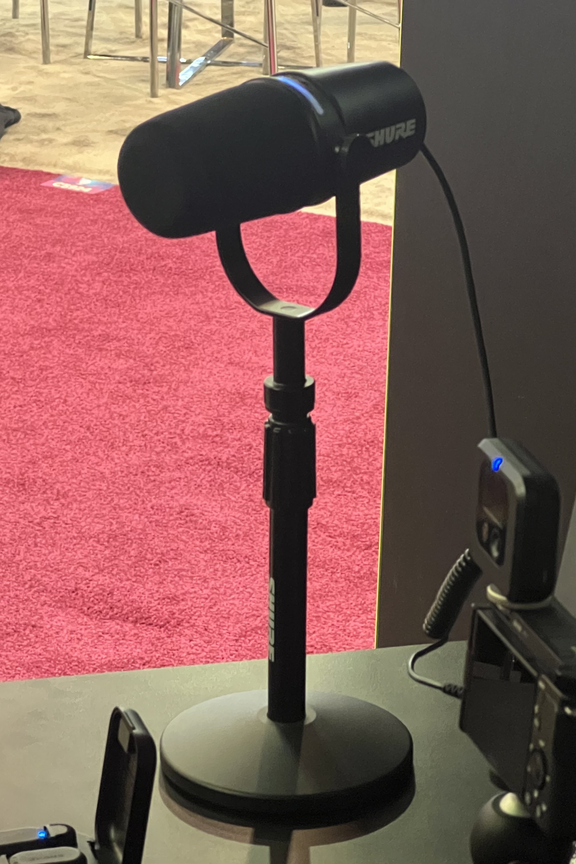 Shure MV7+ブラックの実機。青色のLEDタッチパネルと別途用意した卓上スタンド