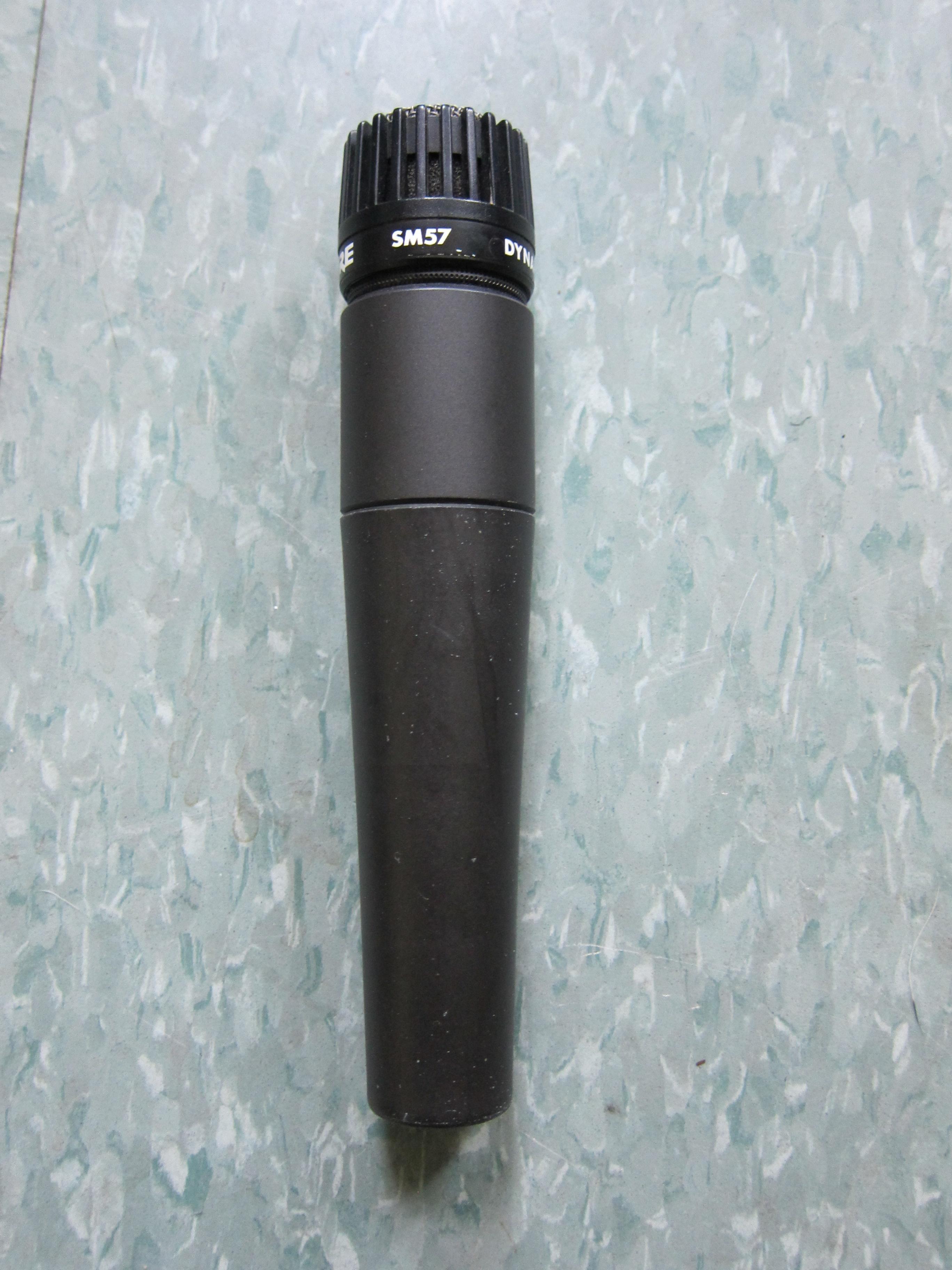 黒いSHURE SM57楽器用マイクの実物写真